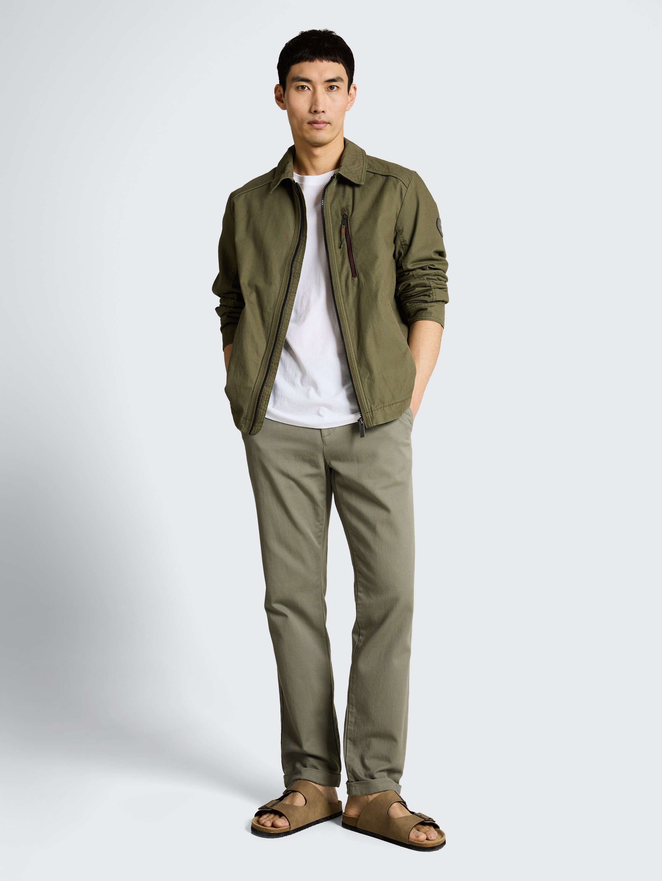 TTREGULAR chino broek - Greyish Shadow Olive - Model vooraanzicht