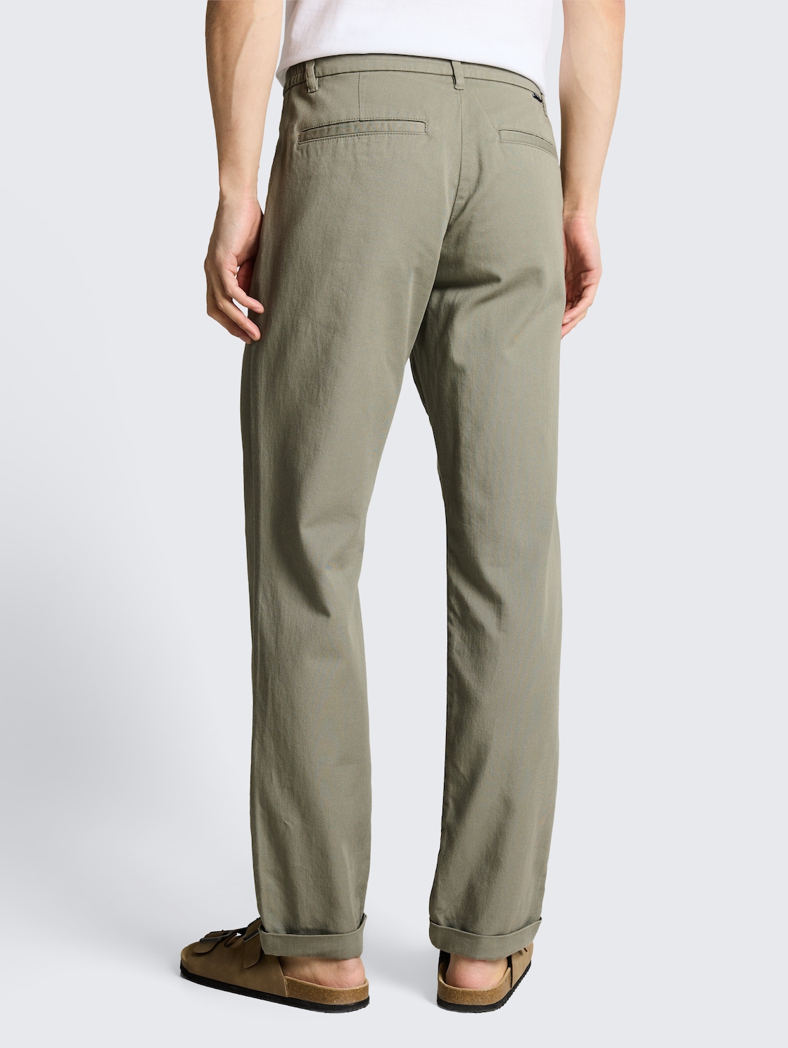 TTREGULAR Chino Hose - Greyish Shadow Olive - Auschnitt Model-Rückansicht