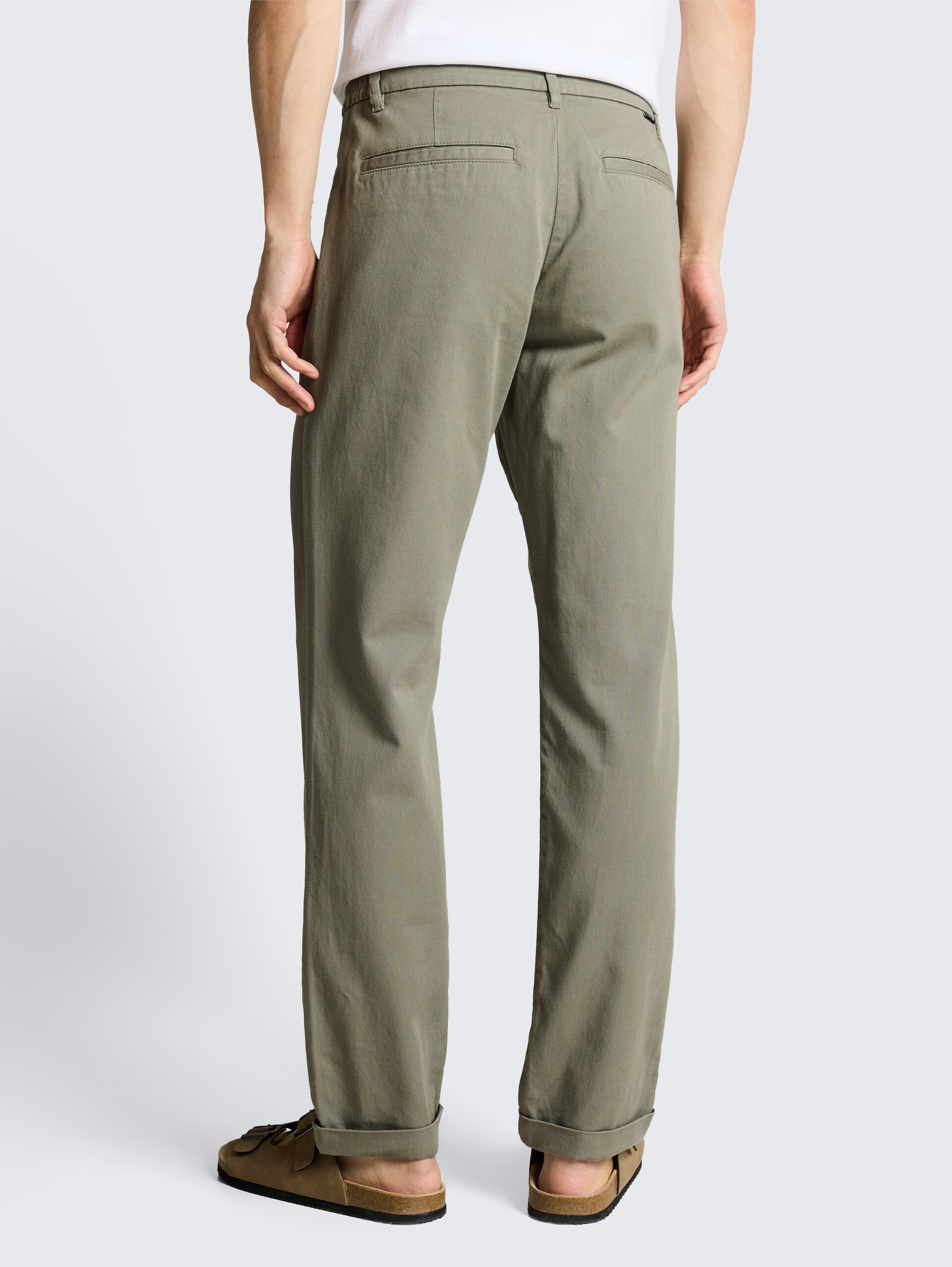 TTREGULAR Chino Hose - Greyish Shadow Olive - Auschnitt Model-Rückansicht