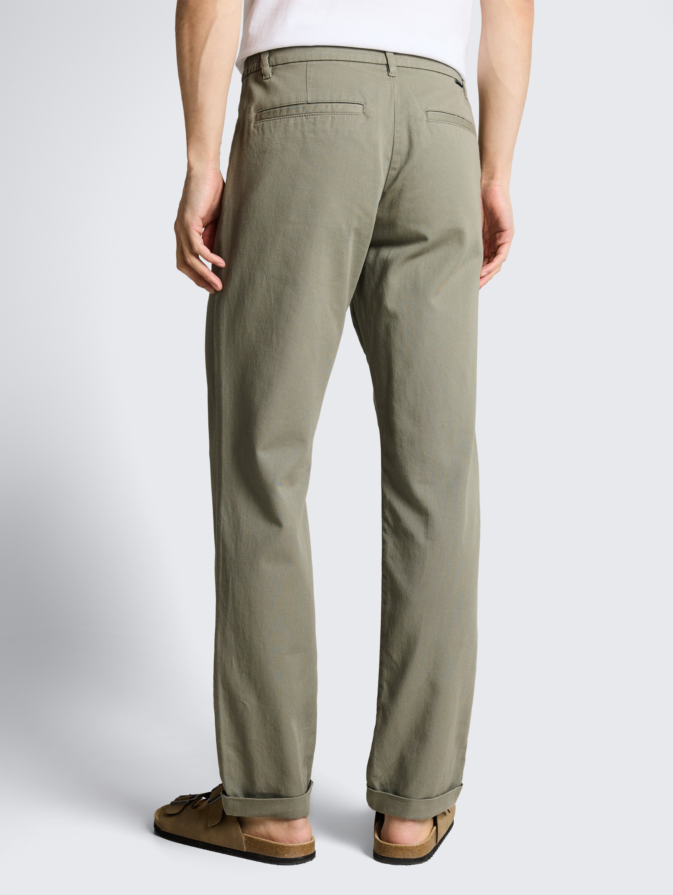TTREGULAR chino broek - Greyish Shadow Olive - Neklijn model-achteraanzicht