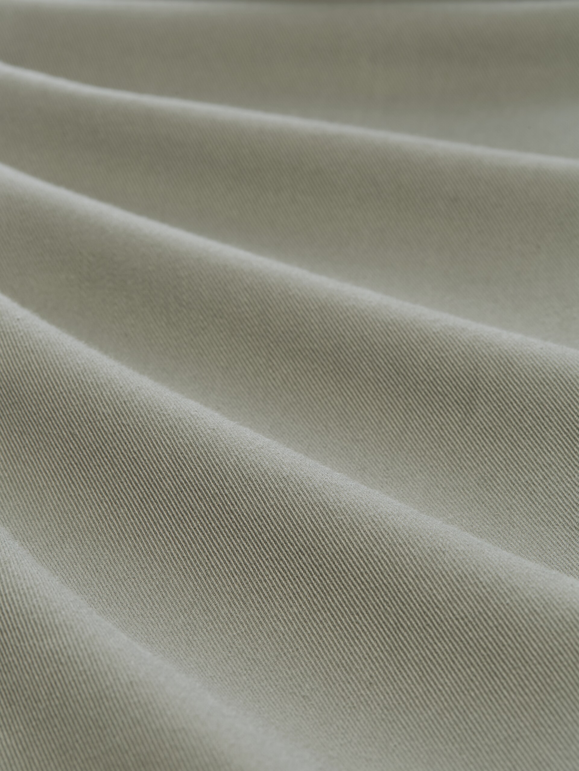 TTREGULAR Chino Hose - Greyish Shadow Olive - Material-Ansicht