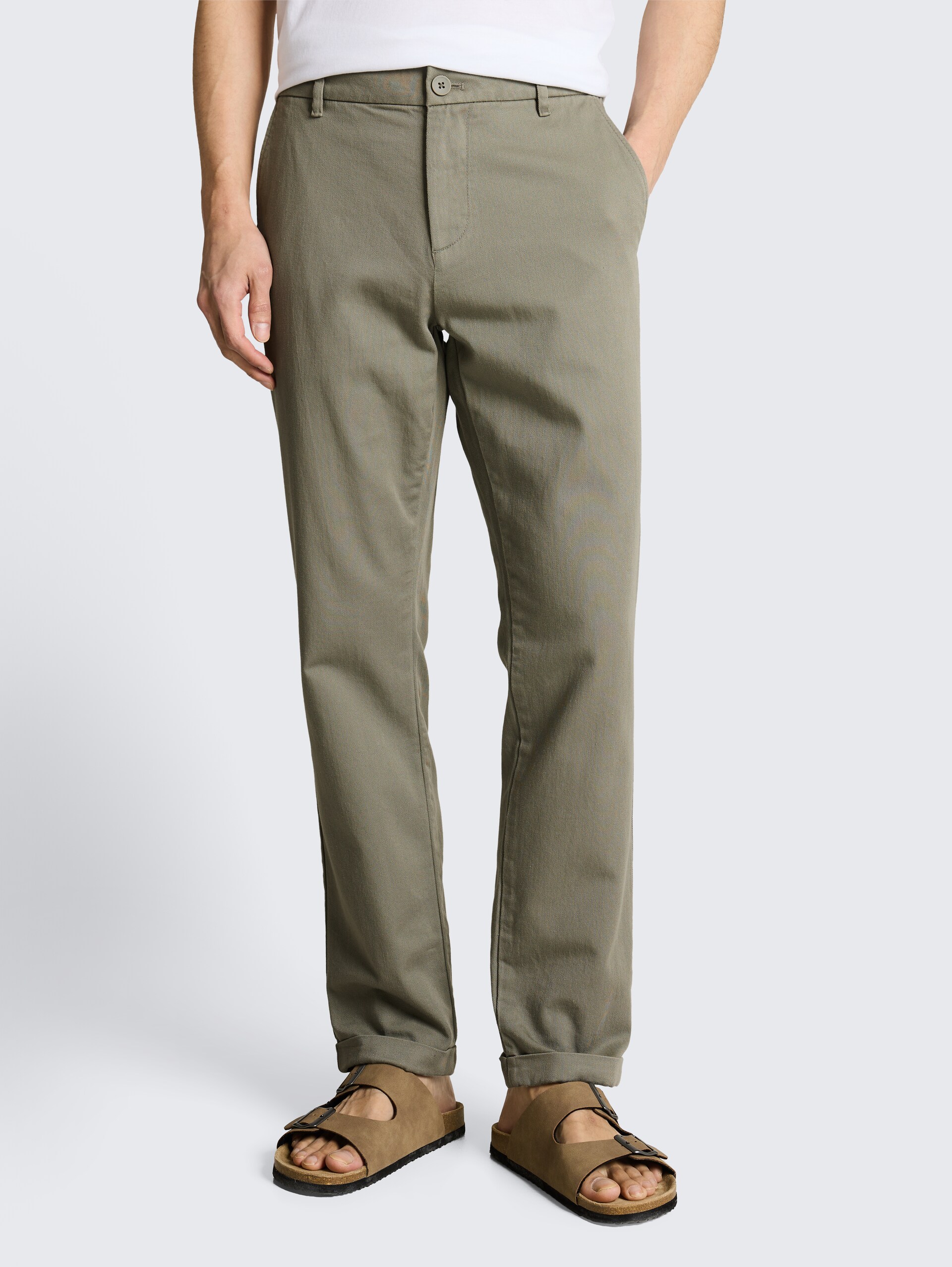 TTREGULAR Chino Hose - Greyish Shadow Olive - Ausschnitt Model-Vorderansicht