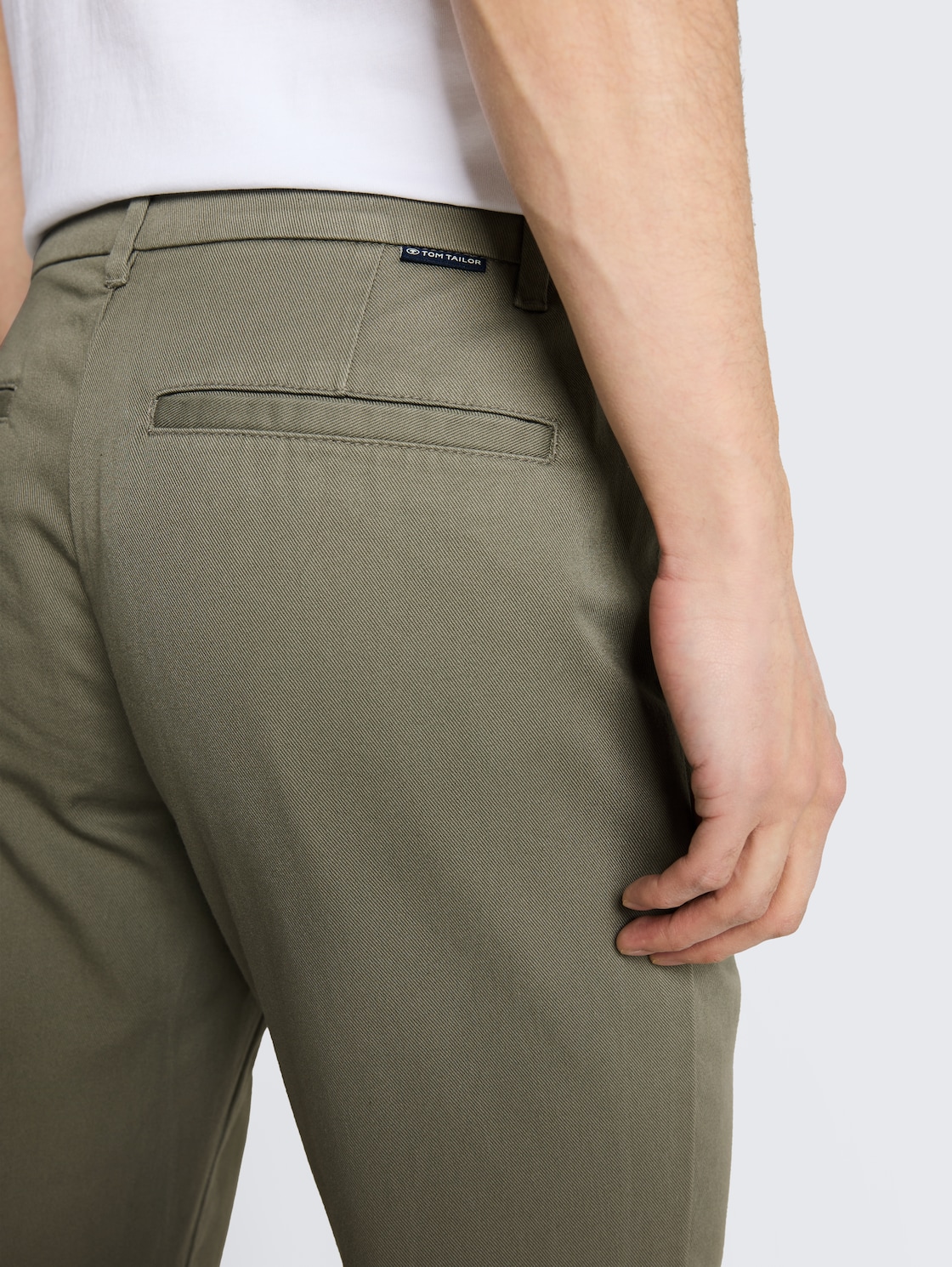 TTREGULAR Chino Hose - Greyish Shadow Olive - Detail-Model-Ansicht