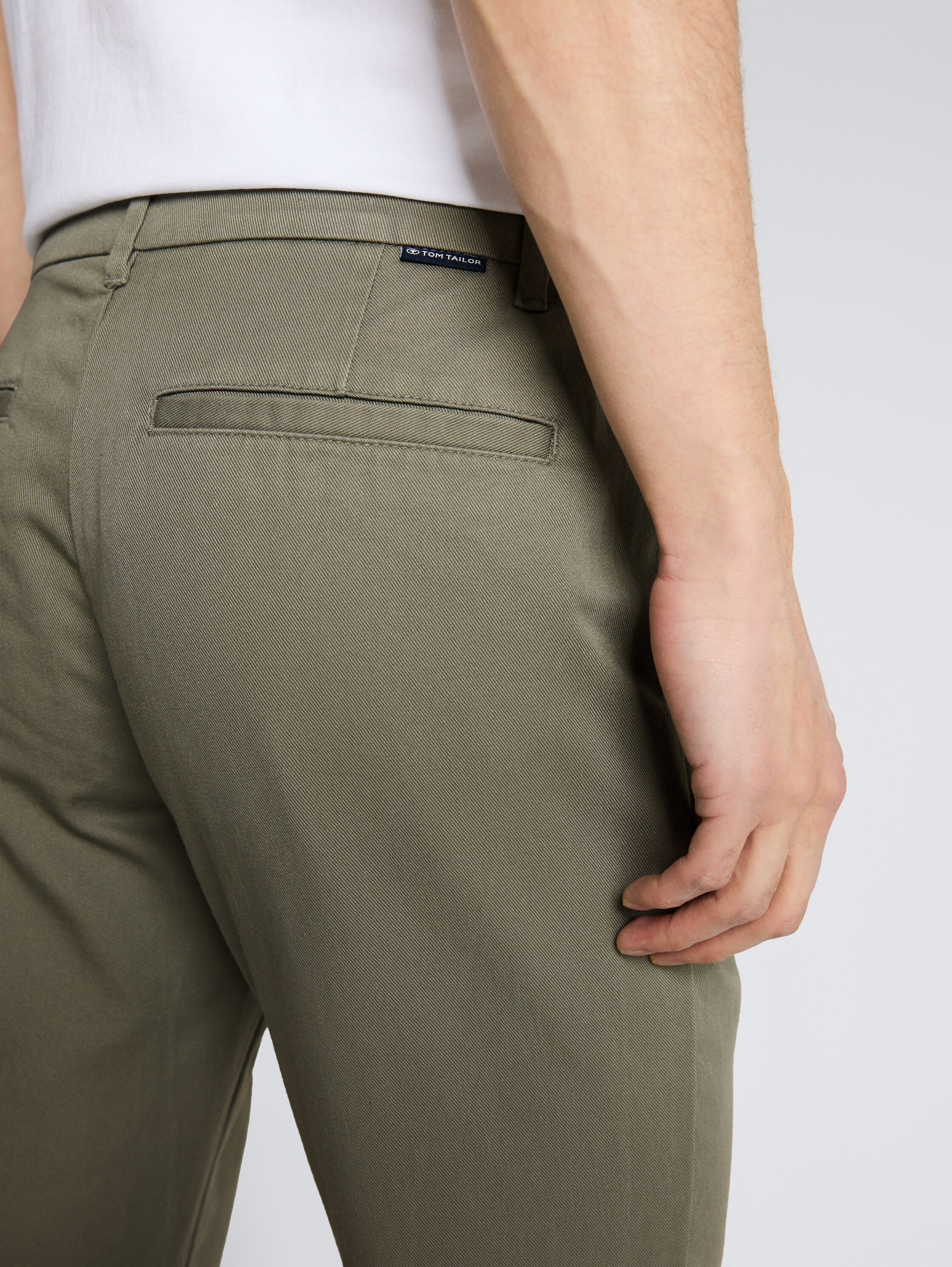 TTREGULAR chino broek - Greyish Shadow Olive - Detailaanzicht model