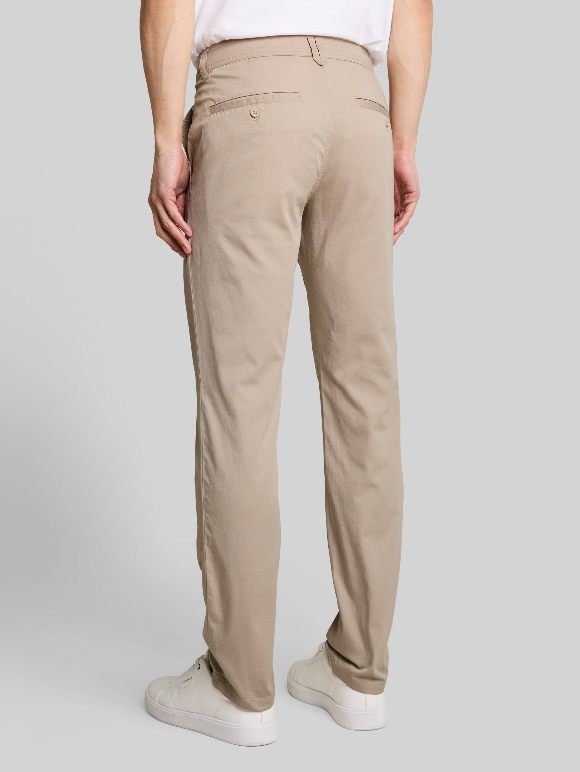TTREGULAR Ultralight Chino Hose - Cashew Beige - Auschnitt Model-Rückansicht