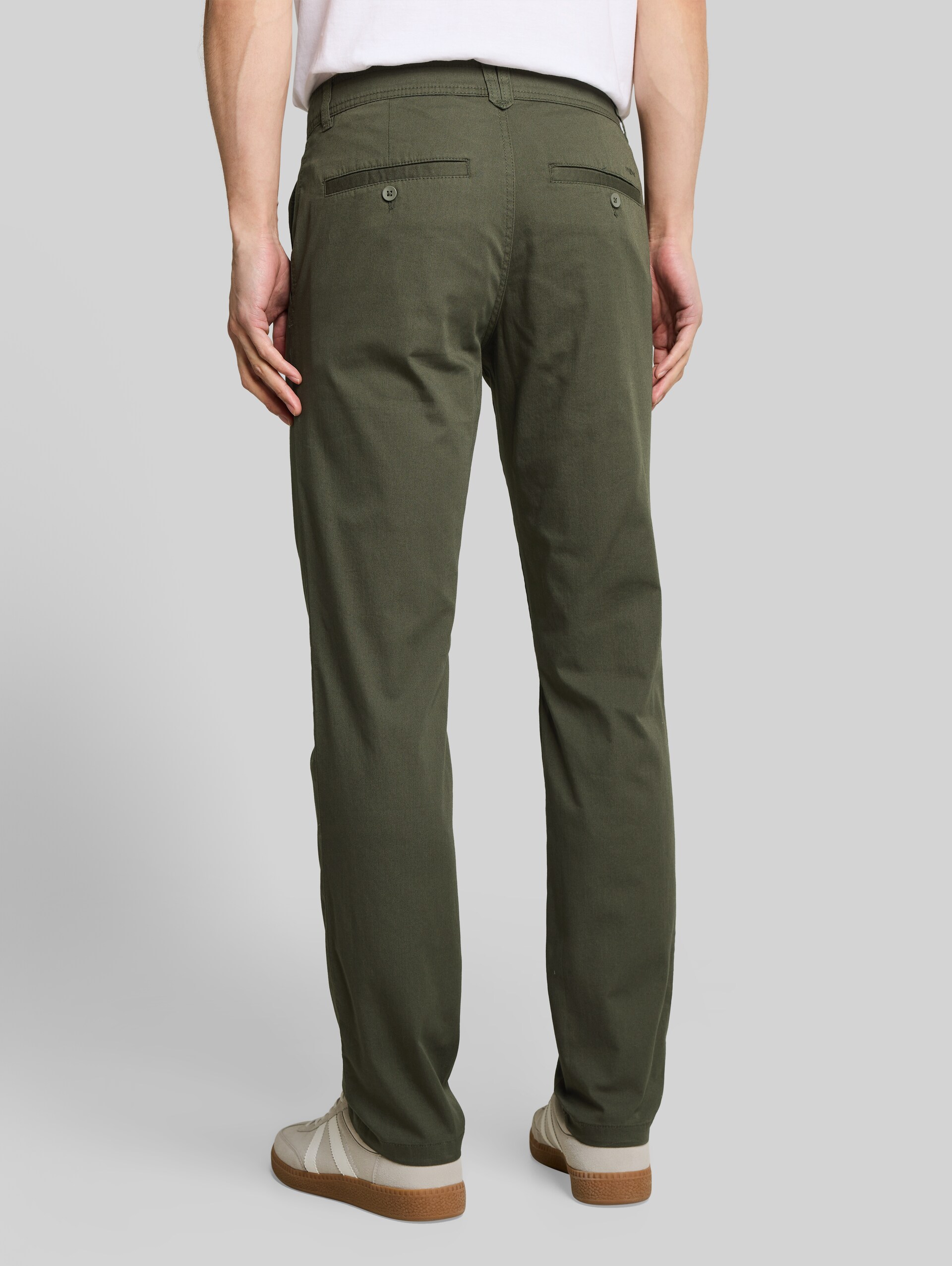TTREGULAR Ultralight Chino Hose - deep leaf green - Auschnitt Model-Rückansicht