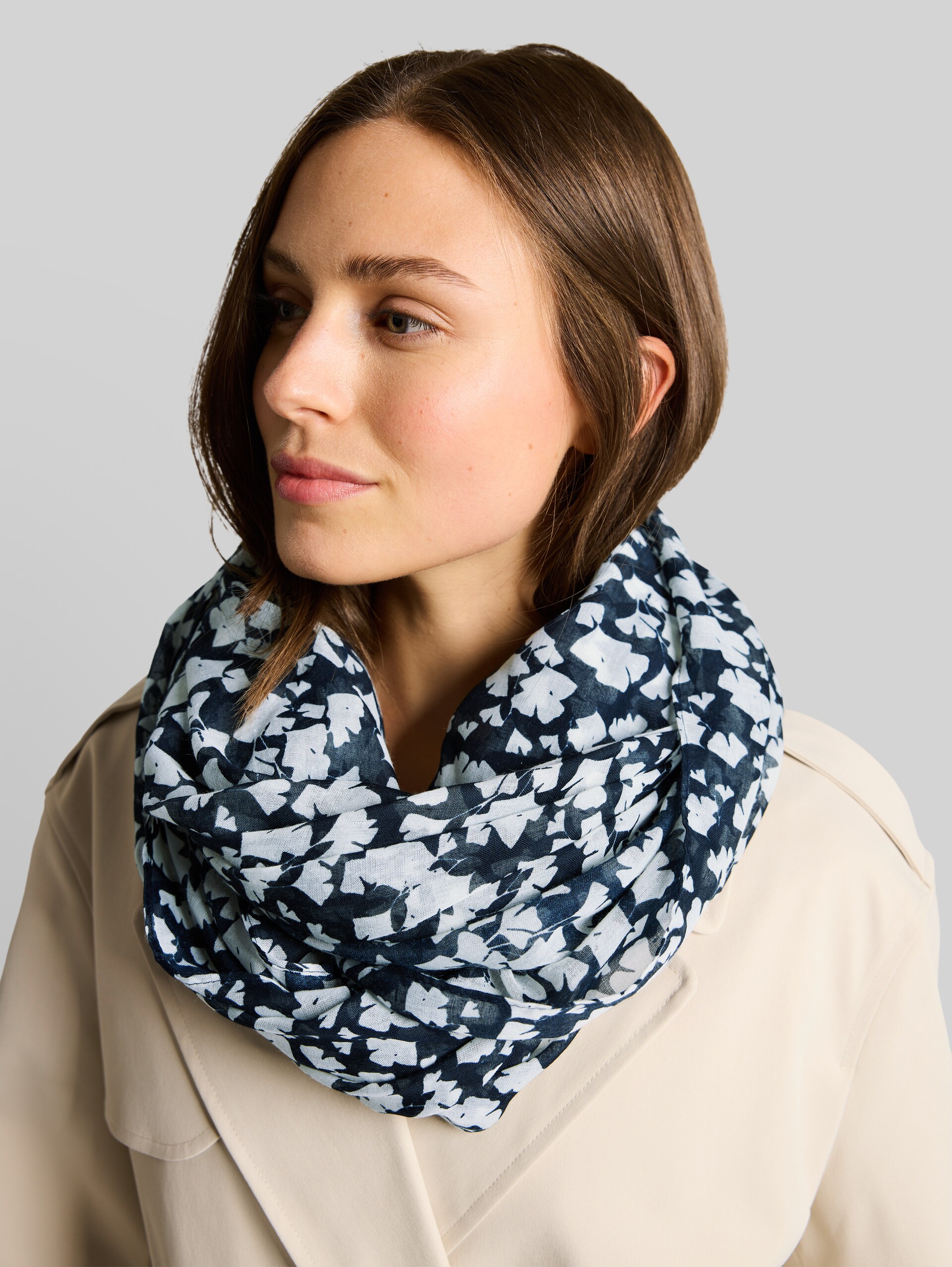 Loop scarf with pattern - blue ginkgo minimal - Neckline model front view