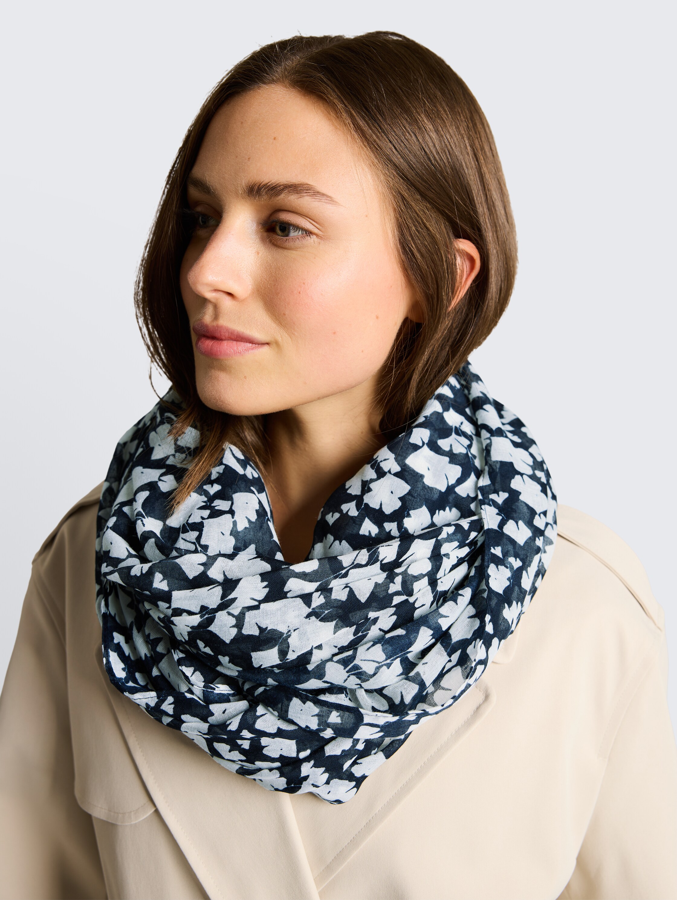Loop-Schal mit Muster - blue_ginkgo_minimal - 