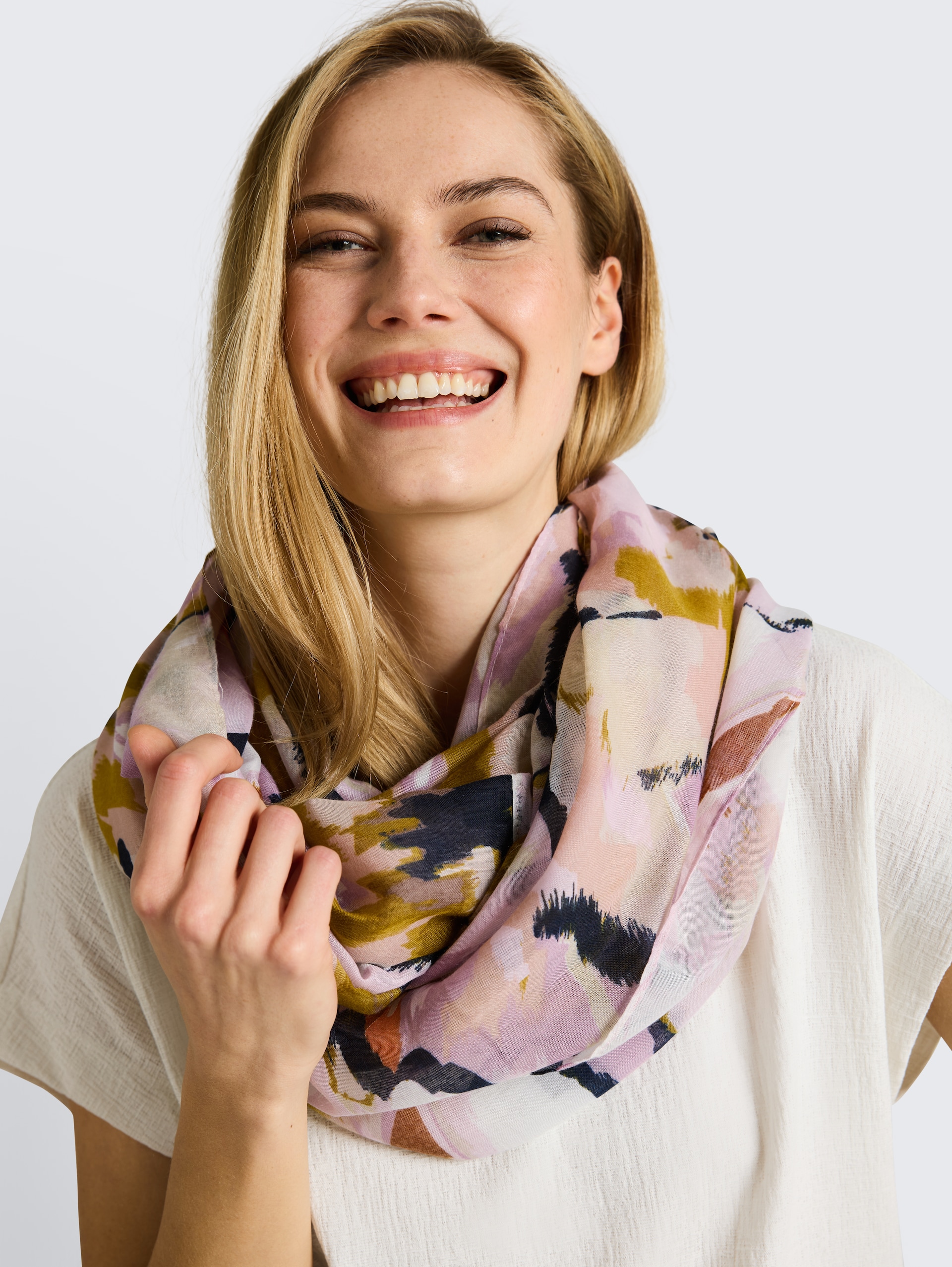 Loop-Schal mit Muster - big abstract flower print - Ausschnitt Model-Vorderansicht