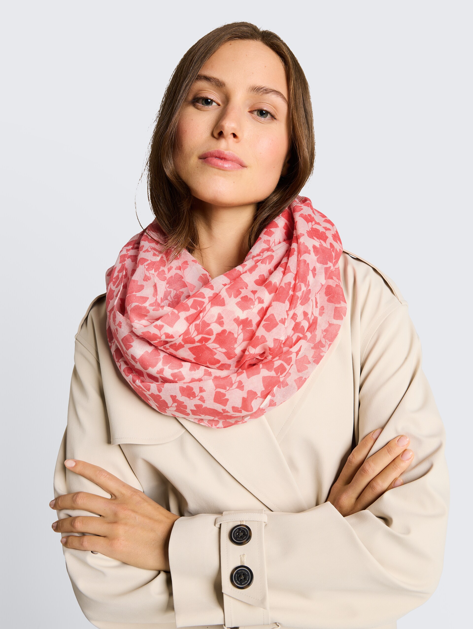 Loop-Schal mit Muster - coral pink ginkgo minimal - Ausschnitt Model-Vorderansicht