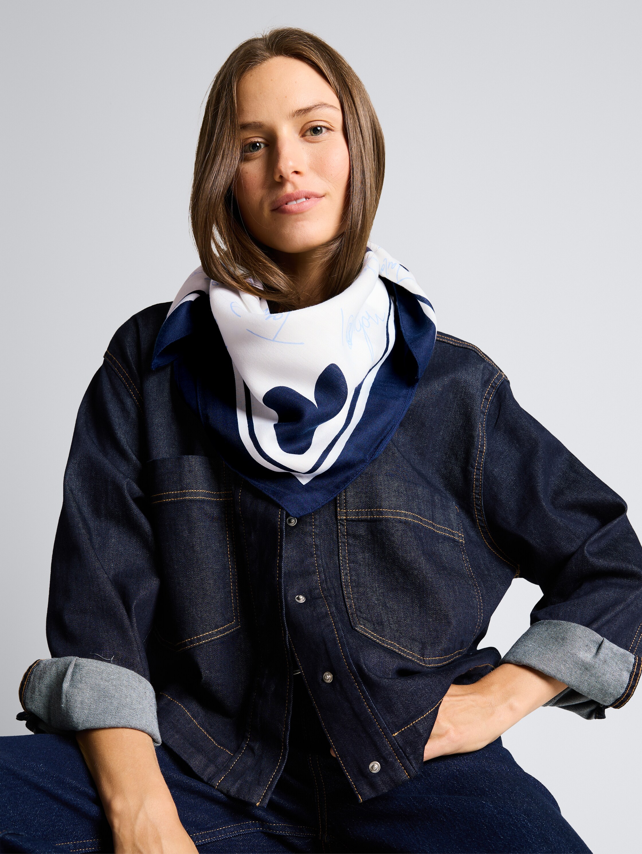 Halstuch mit Muster - blue haze geometric design - Ausschnitt Model-Vorderansicht