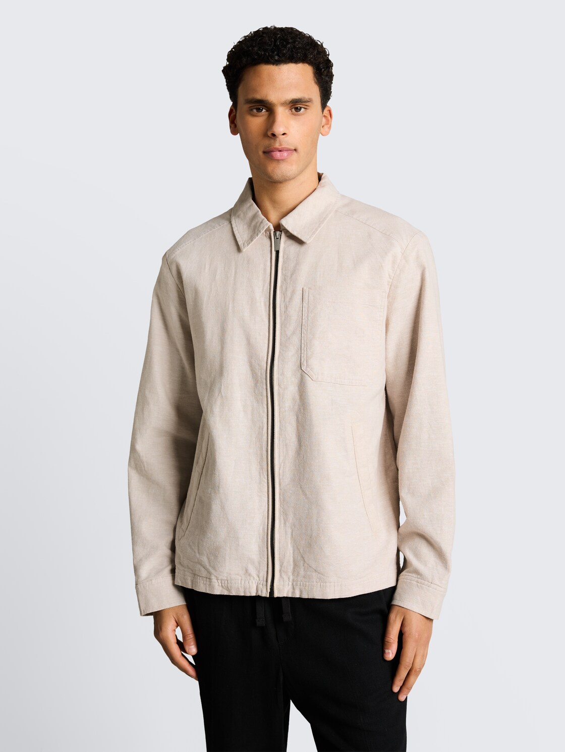 Hemdjacke mit Leinenanteil - cashew beige chambray - Model-Vorderansicht