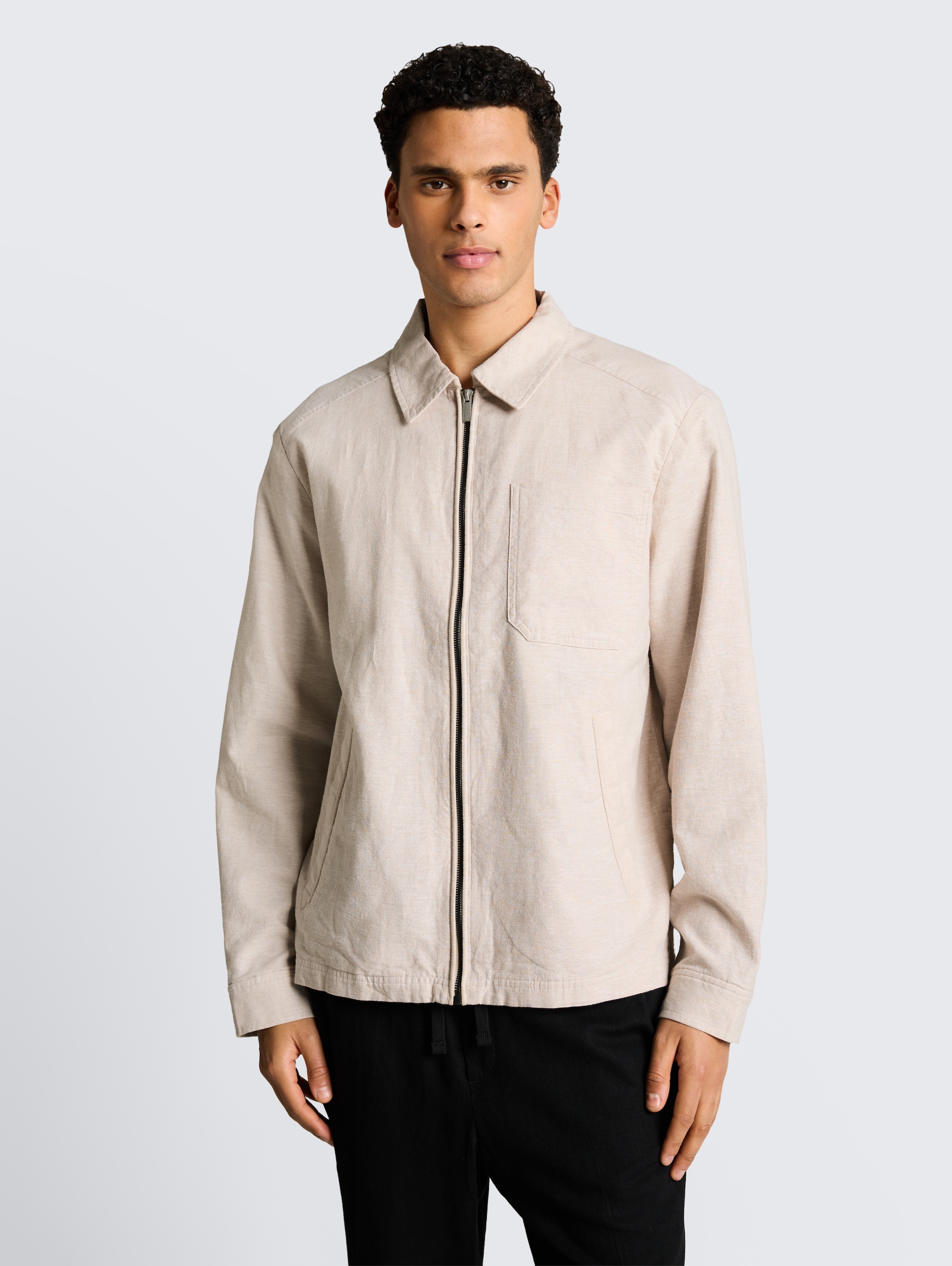 Hemdjacke mit Leinenanteil - cashew beige chambray - Model-Vorderansicht