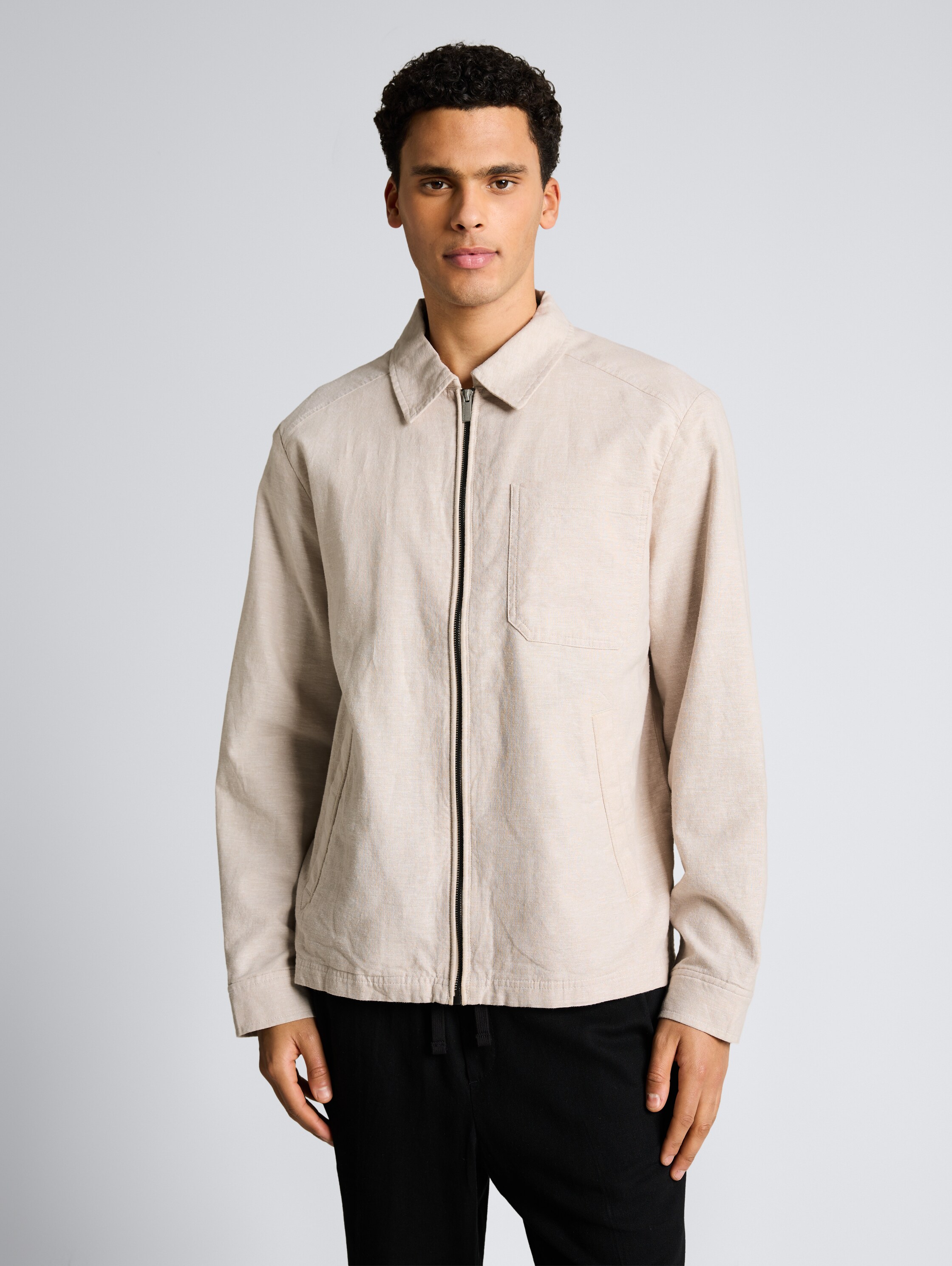 Hemdjacke mit Leinenanteil - cashew beige chambray - Model-Vorderansicht