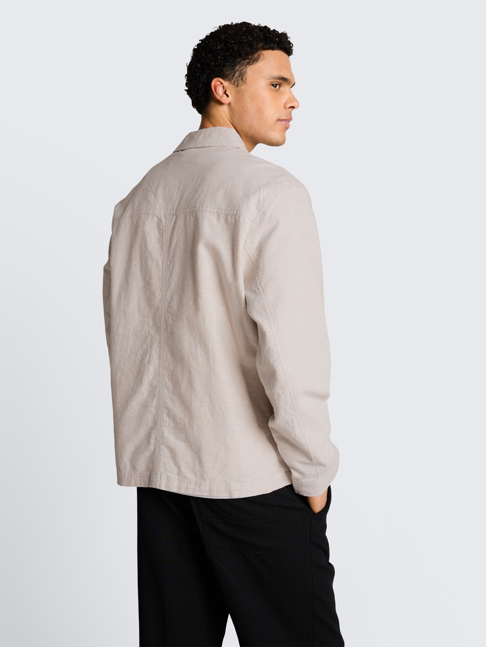 Hemdjacke mit Leinenanteil - cashew beige chambray - Model-Rückansicht