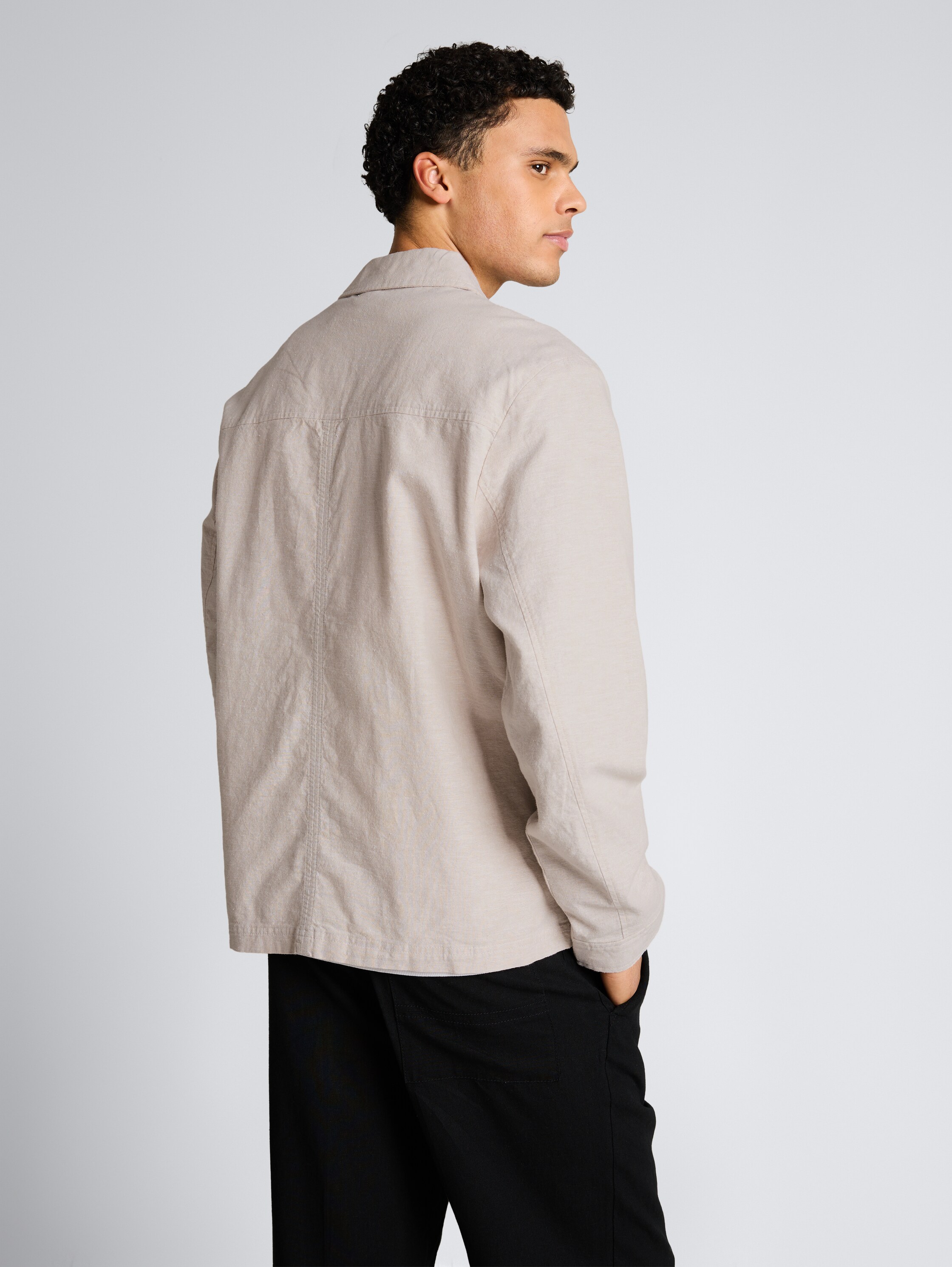 Hemdjacke mit Leinenanteil - cashew beige chambray - Model-Rückansicht