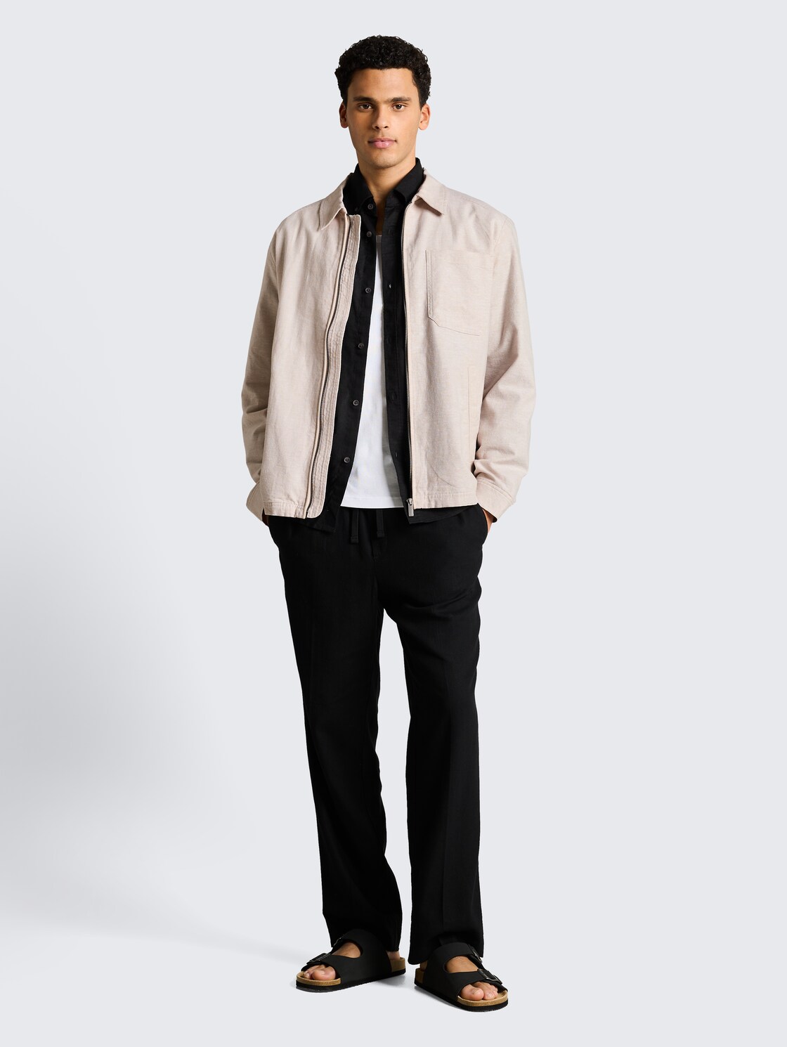 Hemdjacke mit Leinenanteil - cashew beige chambray - seitliche Model-Ansicht