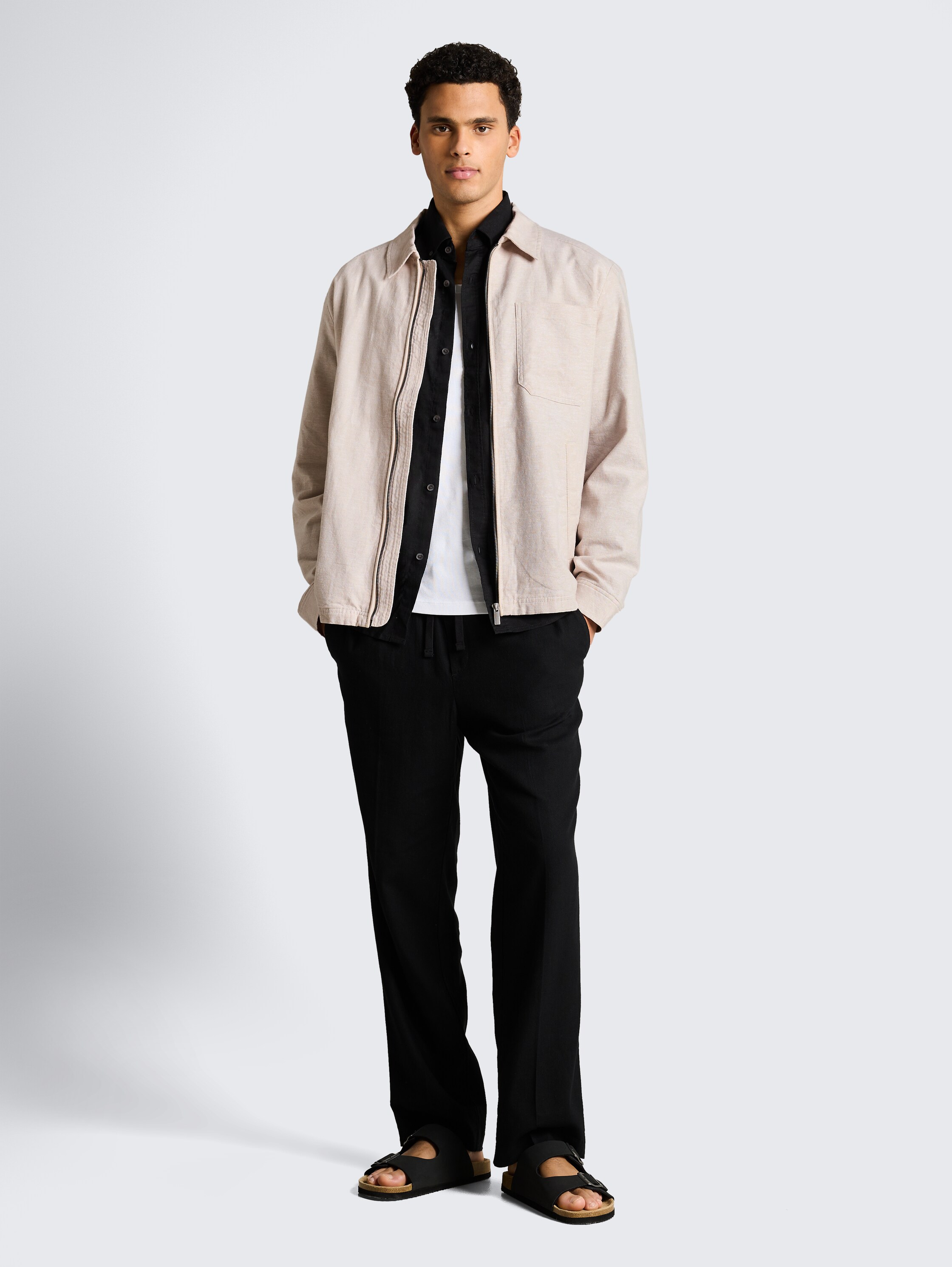 Hemdjacke mit Leinenanteil - cashew beige chambray - seitliche Model-Ansicht