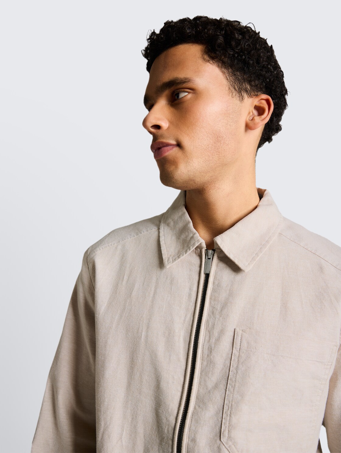 Hemdjacke mit Leinenanteil - cashew beige chambray - Detail-Model-Ansicht