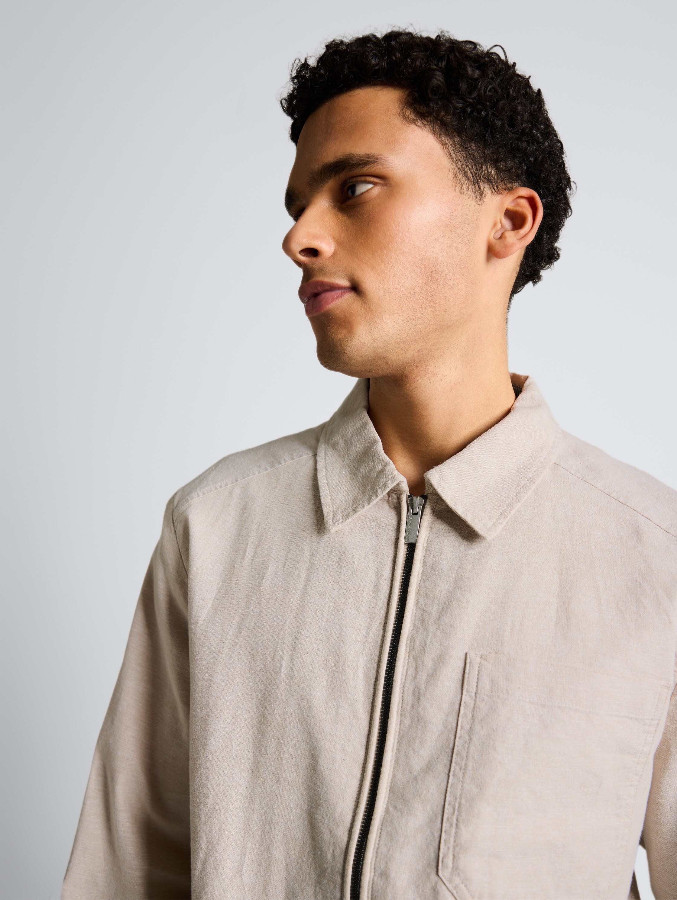 Hemdjacke mit Leinenanteil - cashew beige chambray - Detail-Model-Ansicht