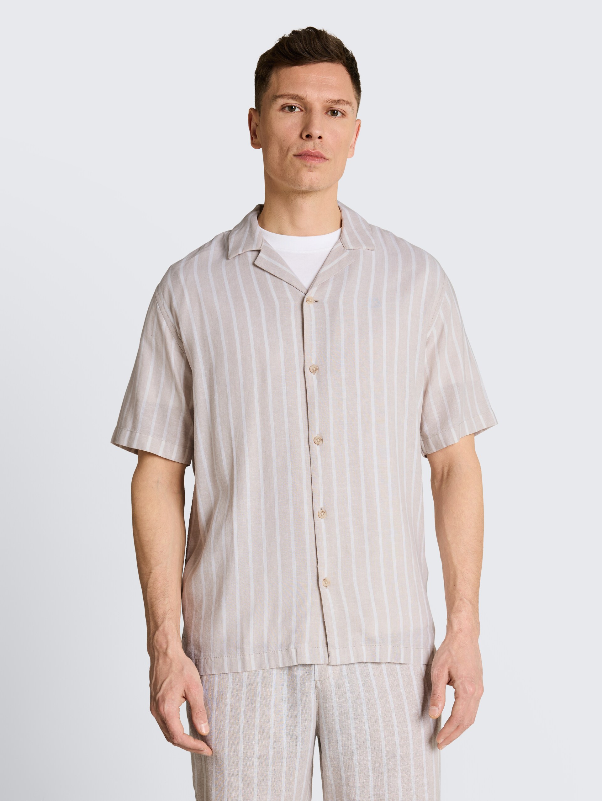 Relaxed Fit Resort-overhemd met linnenaandeel - muted grey stripe - Nek model vooraanzicht