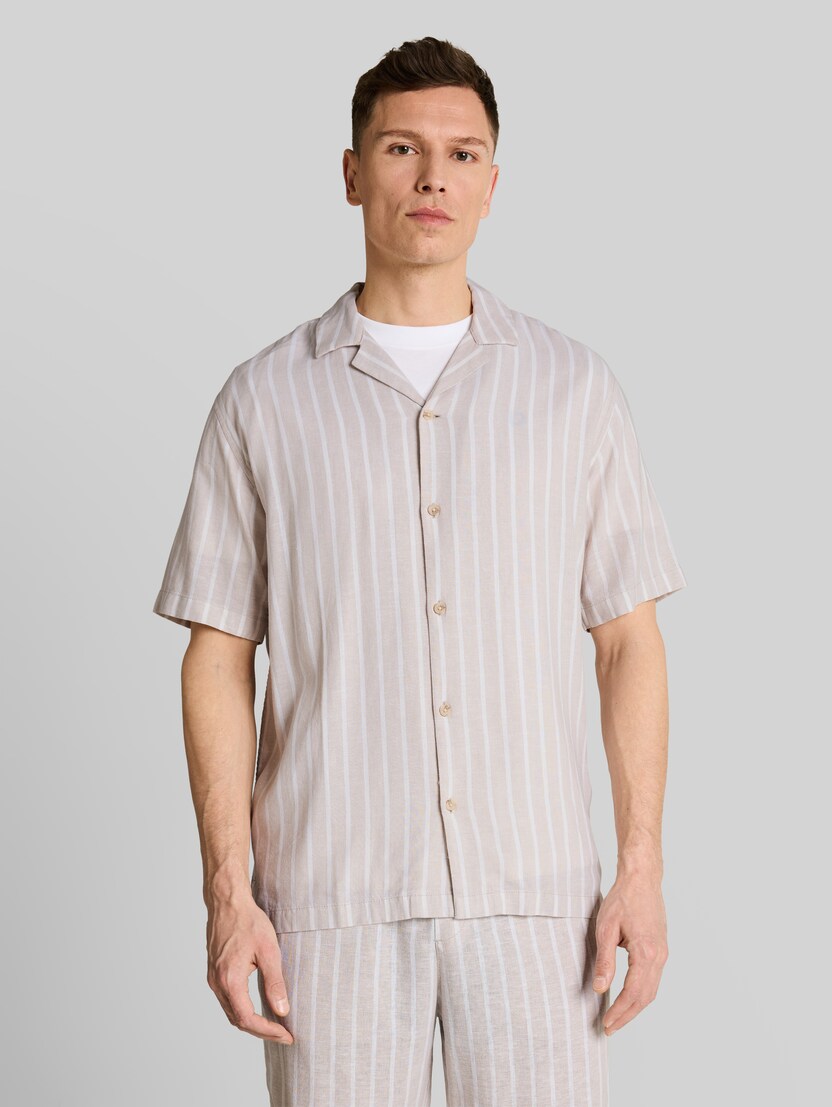 Relaxed Fit Resort Hemd mit Leinenanteil von Denim Male, muted grey stripe