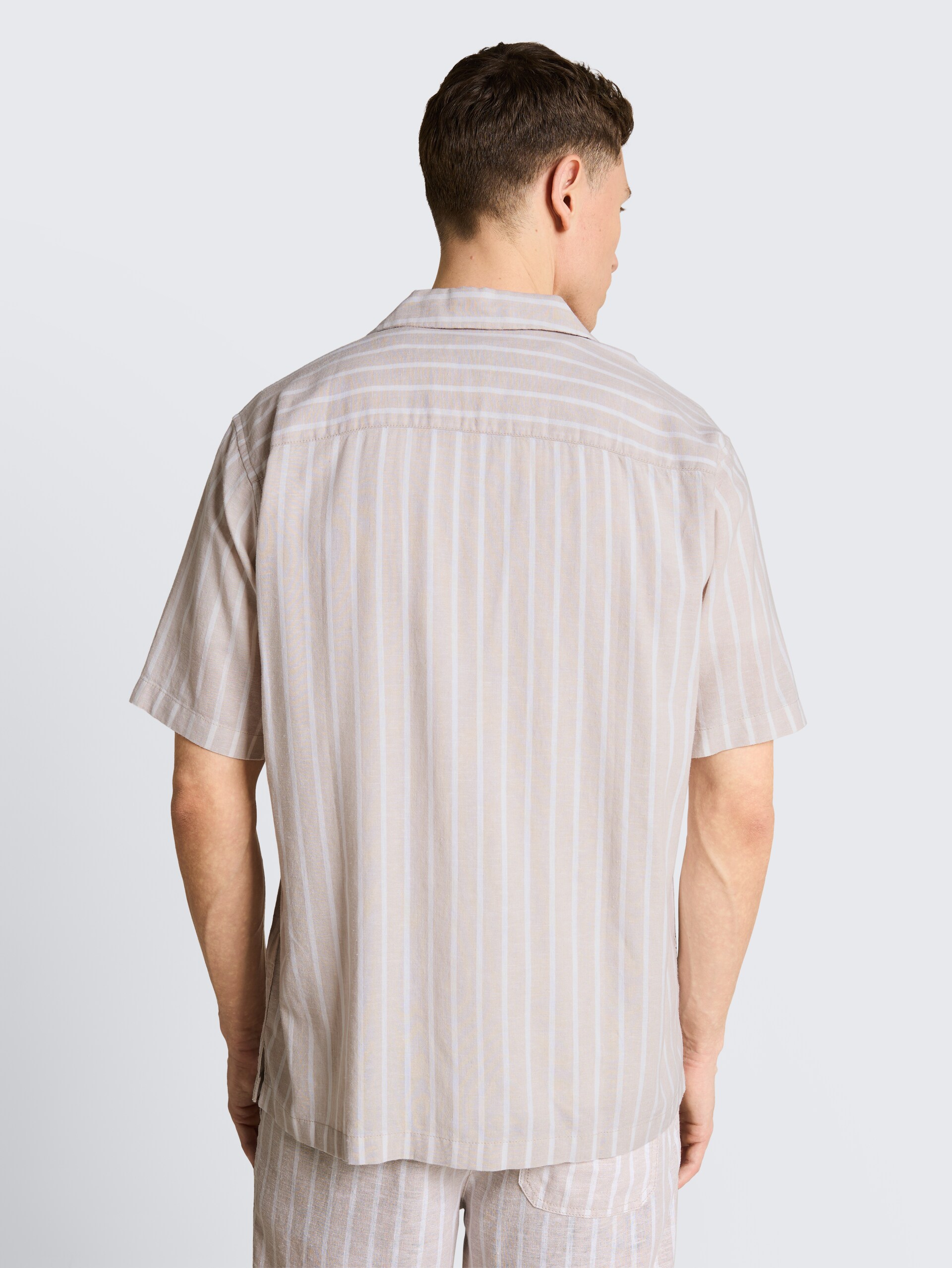 Relaxed Fit Resort-overhemd met linnenaandeel - muted grey stripe - Neklijn model-achteraanzicht