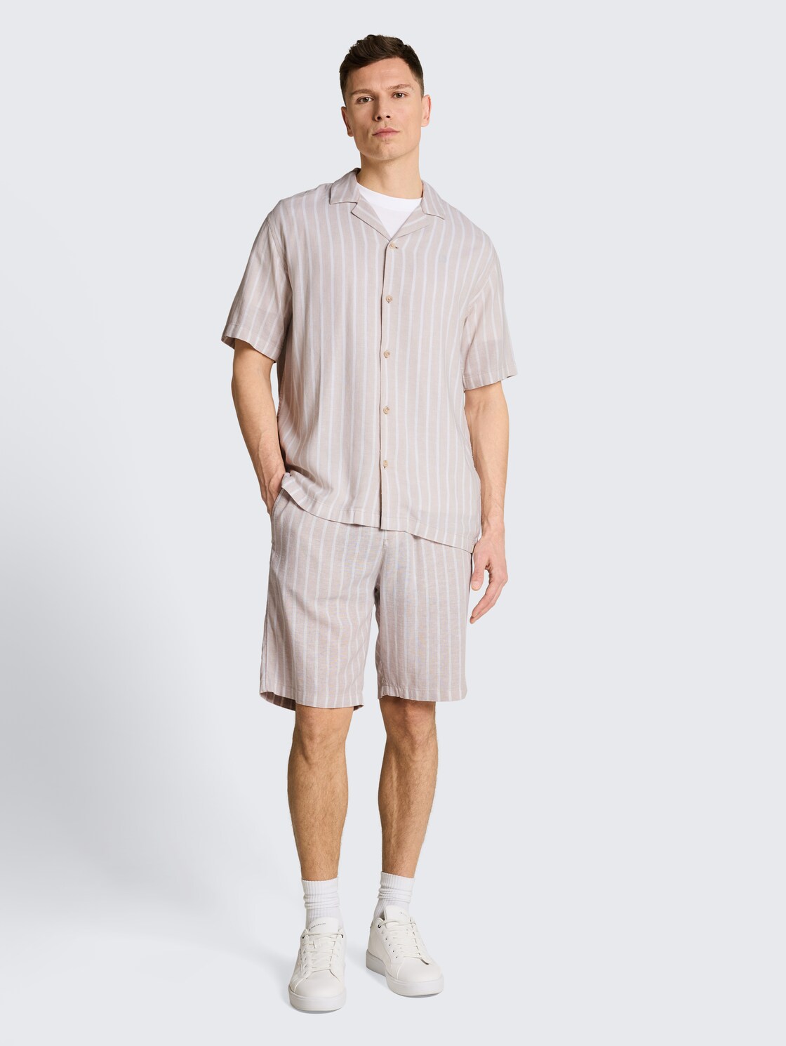 Relaxed fit resort met linnen - muted grey stripe - Model vooraanzicht