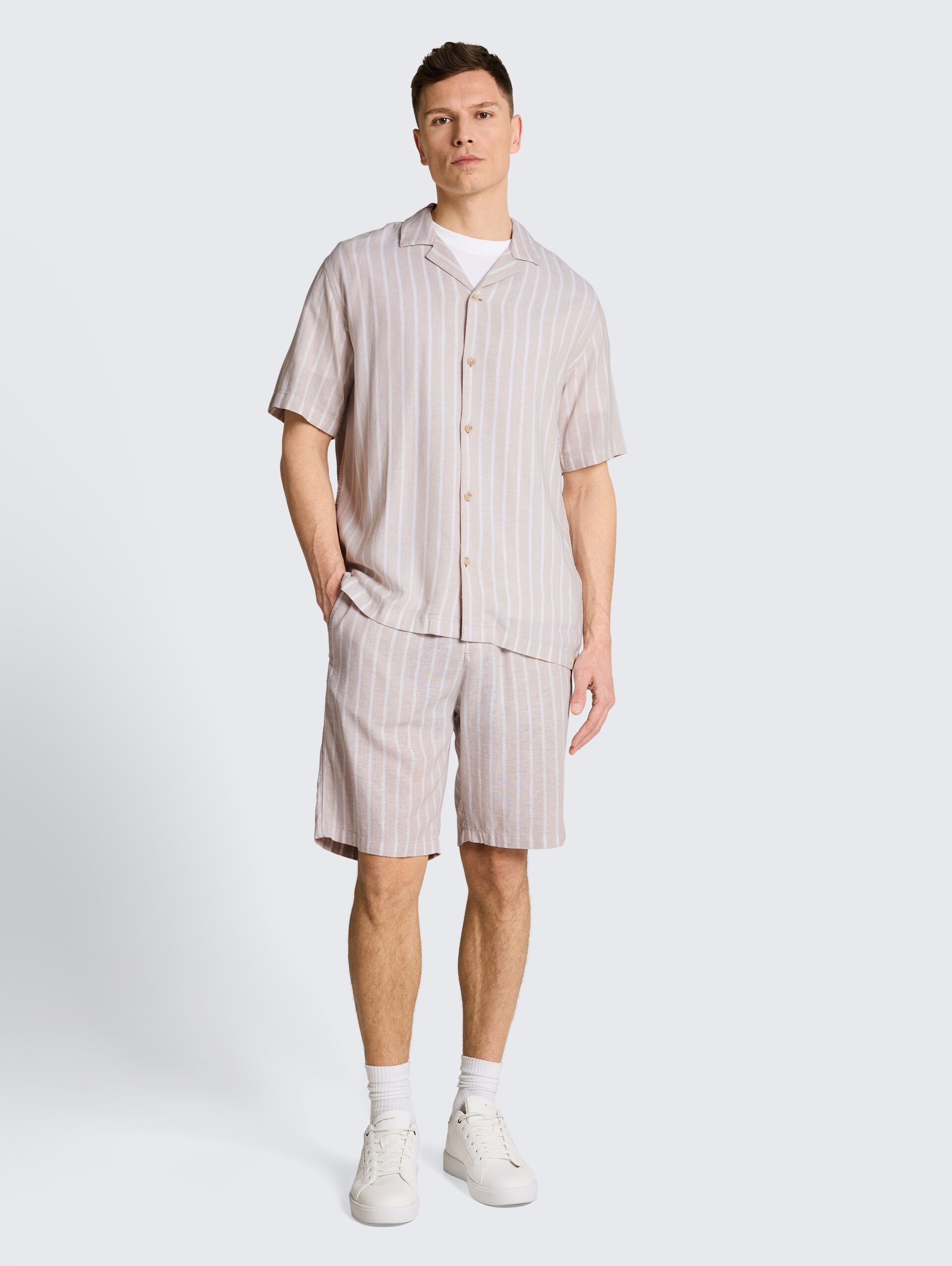 Relaxed Fit Resort-overhemd met linnenaandeel - muted grey stripe - Model vooraanzicht