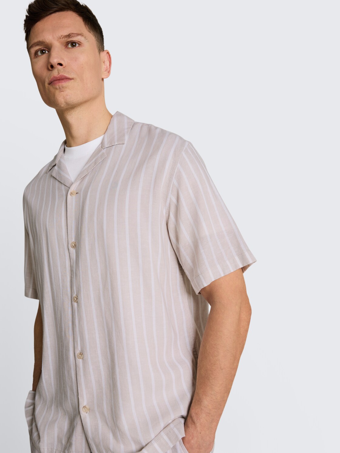 Relaxed fit resort met linnen - muted grey stripe - Detailaanzicht model