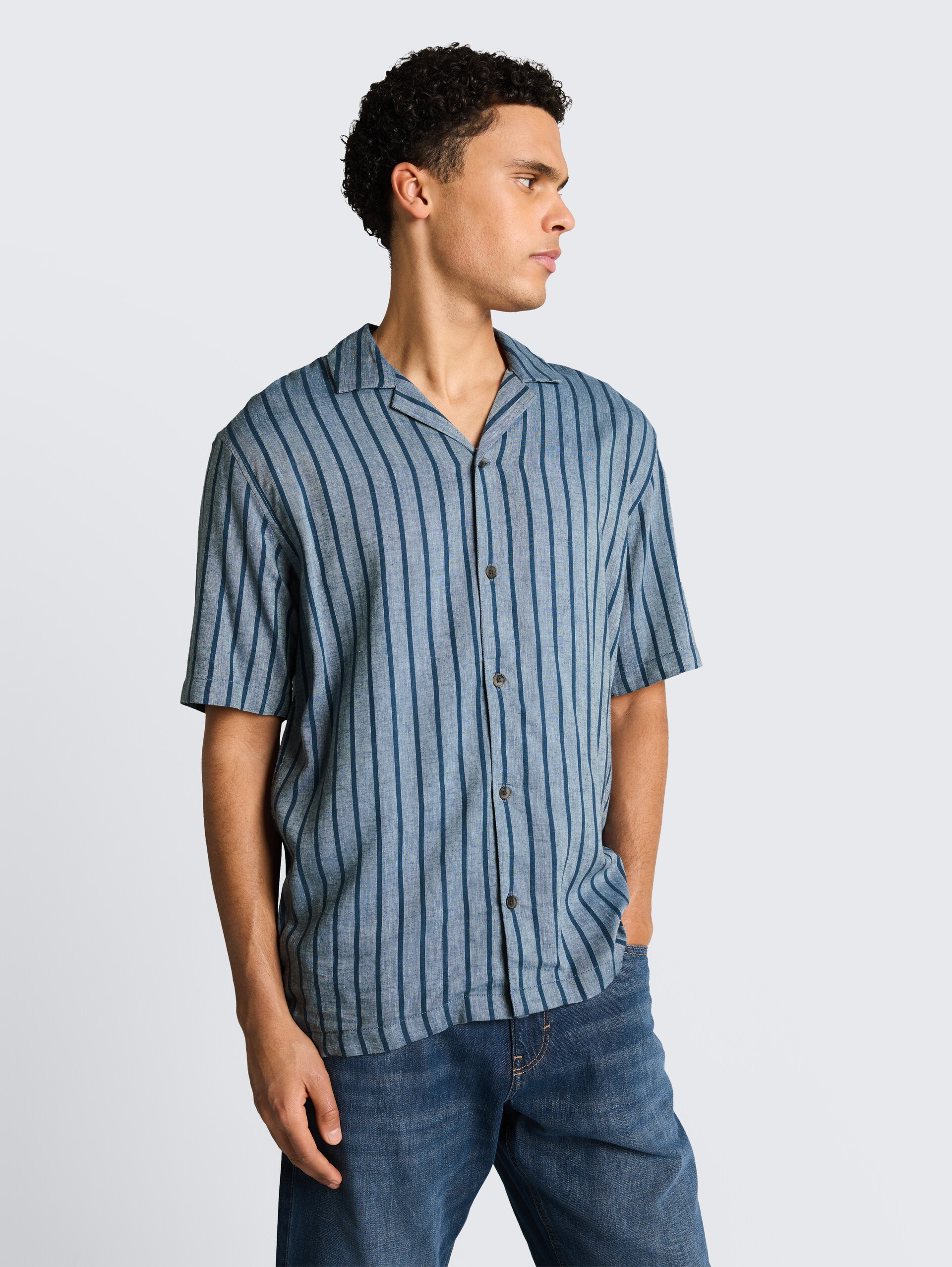 Relaxed Fit Resort-overhemd met linnenaandeel - nighttime blue stripe - Nek model vooraanzicht