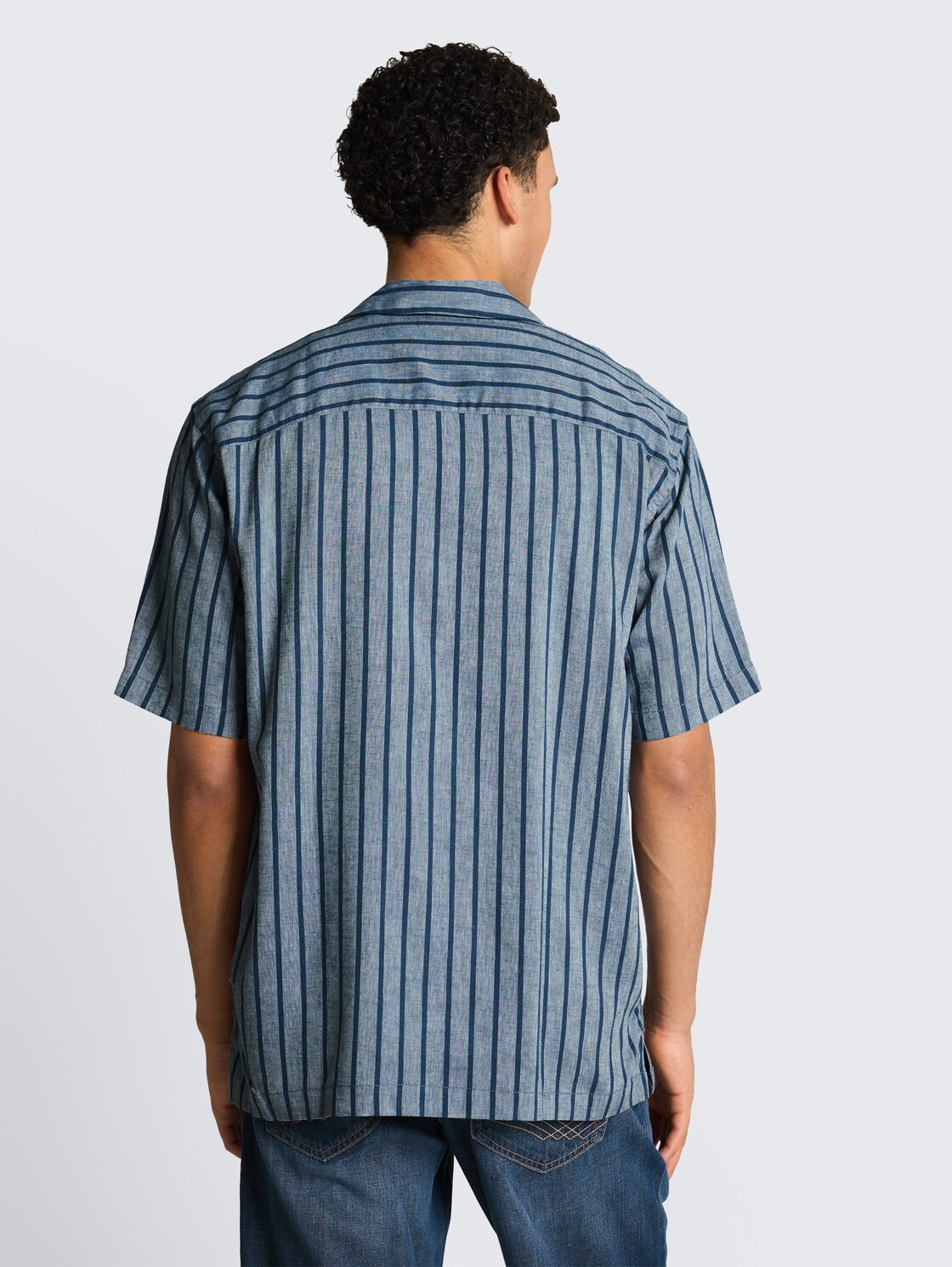 Relaxed fit resort met linnen - nighttime blue stripe - Neklijn model-achteraanzicht