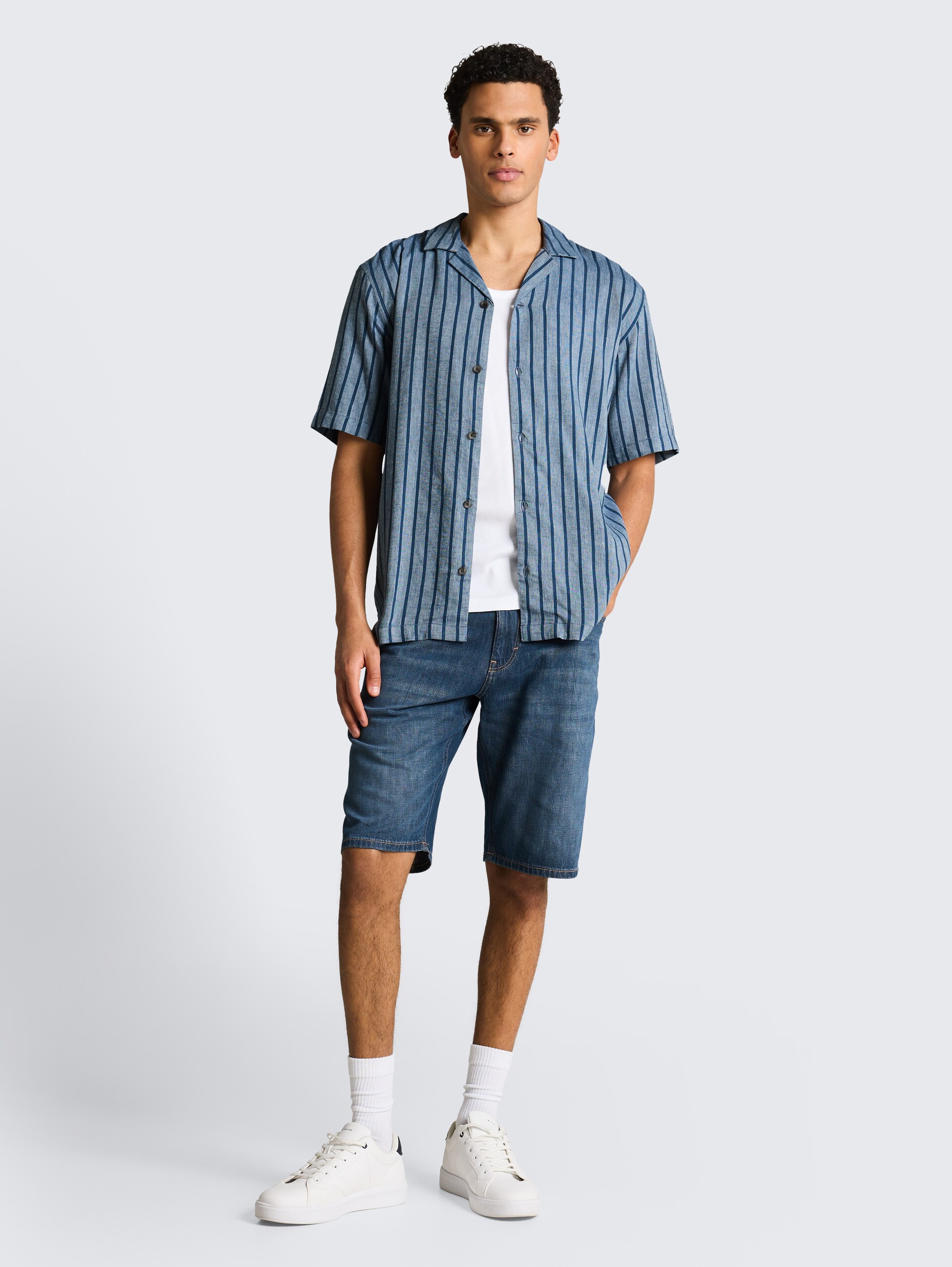 Relaxed Fit Resort-overhemd met linnenaandeel - nighttime blue stripe - Model vooraanzicht
