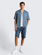 Resorthemd met relaxte pasvorm en linnenmix - nighttime blue stripe - Model vooraanzicht