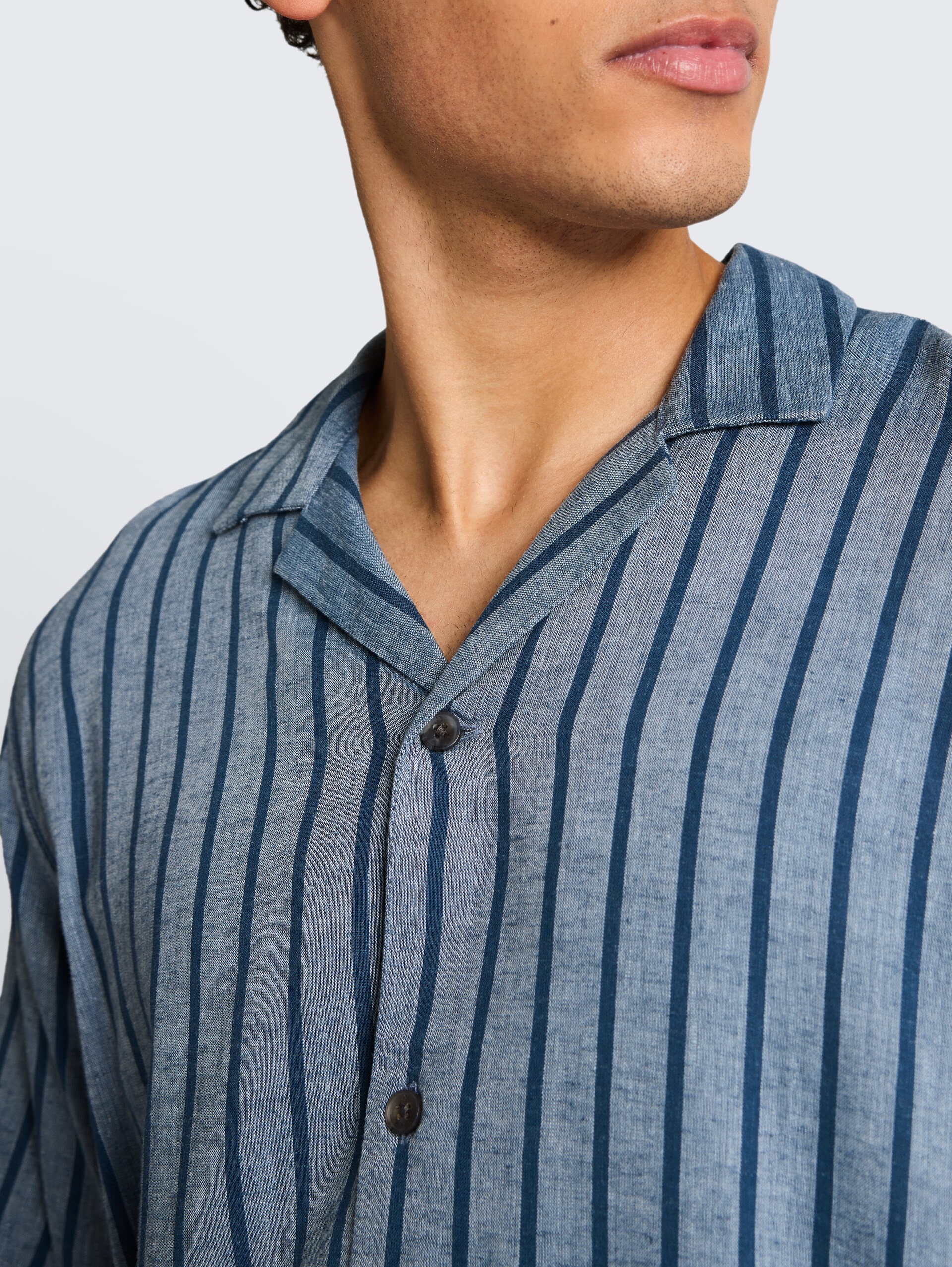 Relaxed Fit Resort-overhemd met linnenaandeel - nighttime blue stripe - Detailaanzicht model