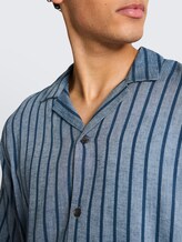 Resorthemd met relaxte pasvorm en linnenmix - nighttime blue stripe - Detailaanzicht model