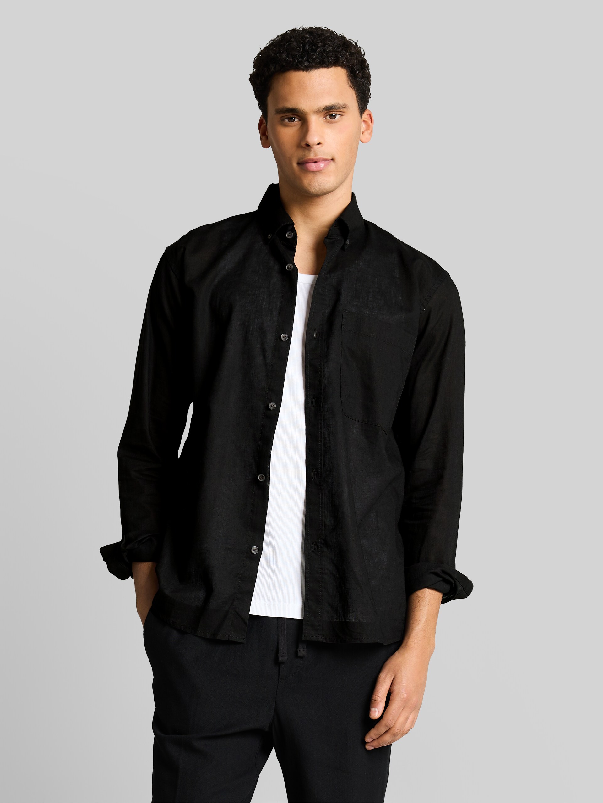 Relaxed Fit Hemd mit Leinenanteil - Black - Ausschnitt Model-Vorderansicht