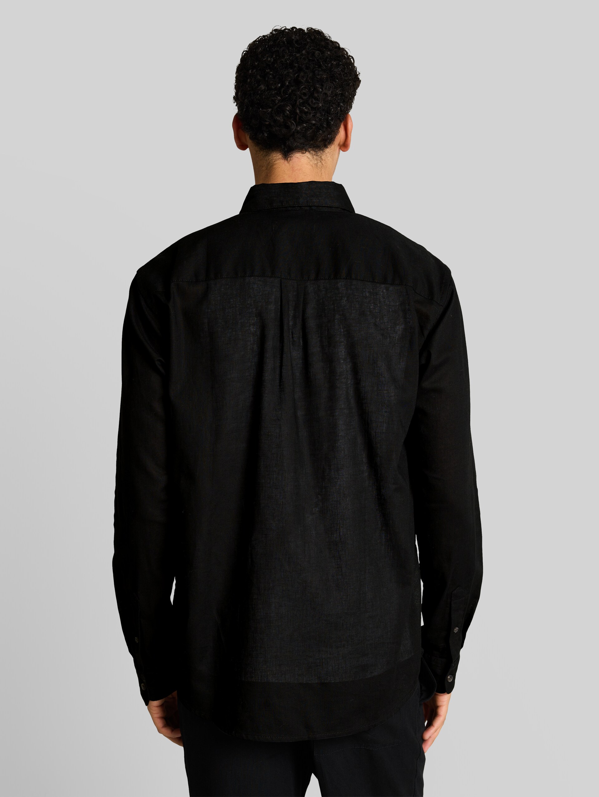 Relaxed Fit Hemd mit Leinenanteil - Black - Auschnitt Model-Rückansicht
