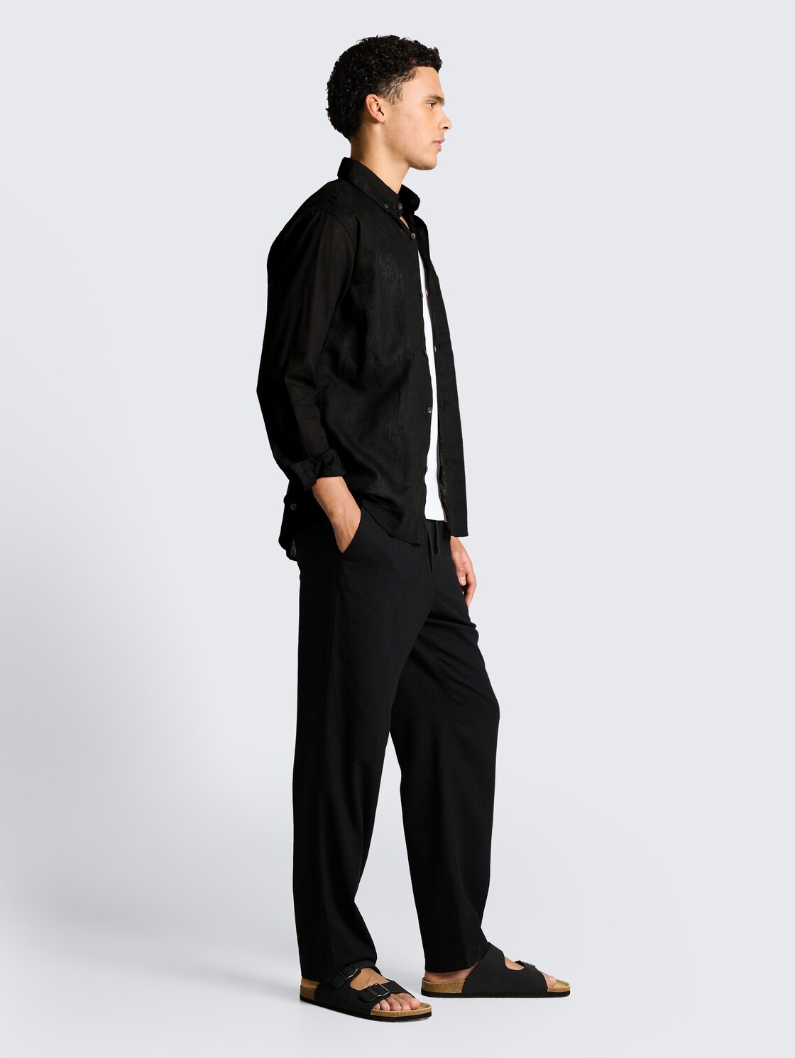 Relaxed Fit Hemd mit Leinenanteil - Black - Model-Vorderansicht