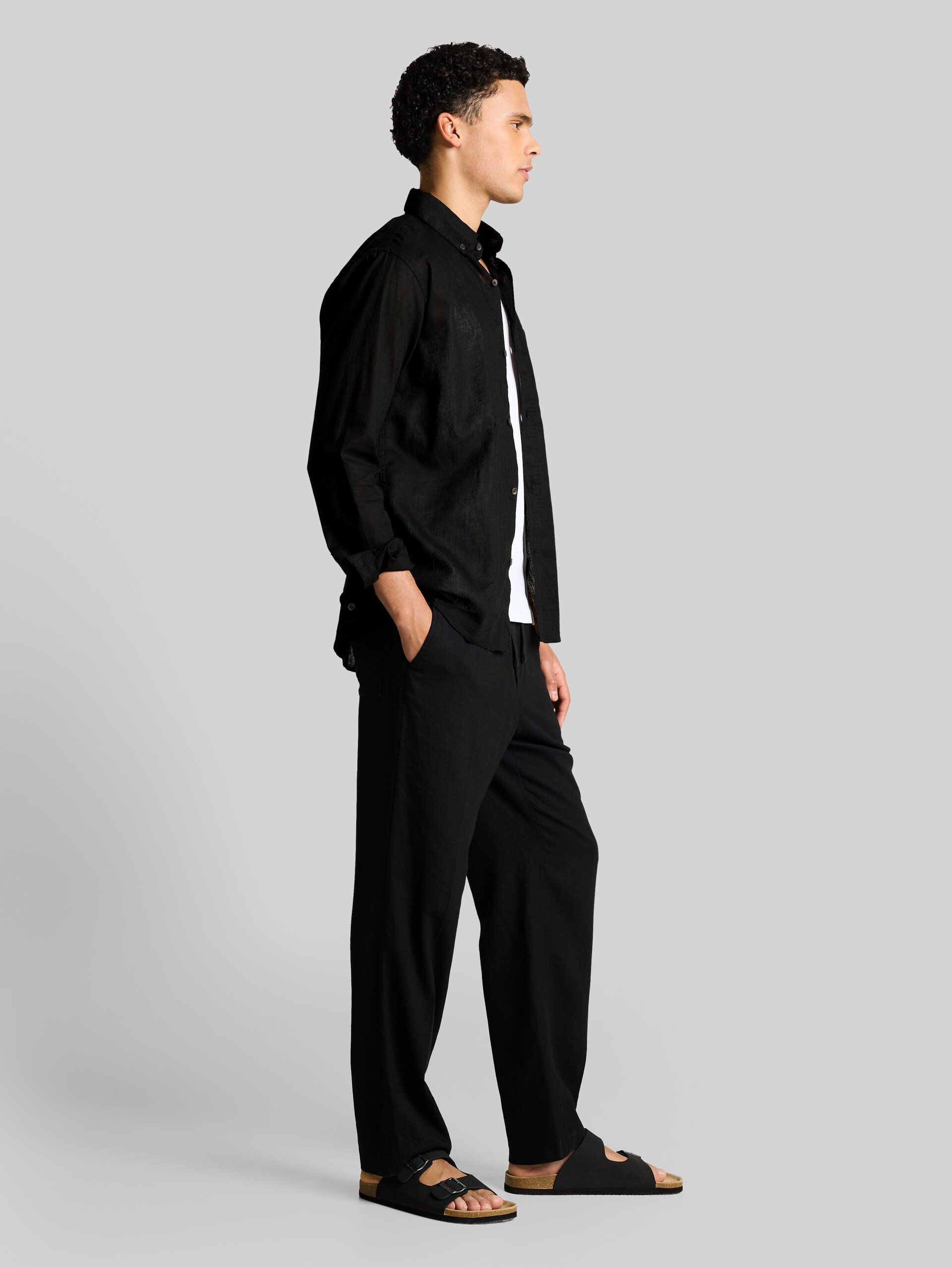 Relaxed Fit Hemd mit Leinenanteil - Black - Model-Vorderansicht
