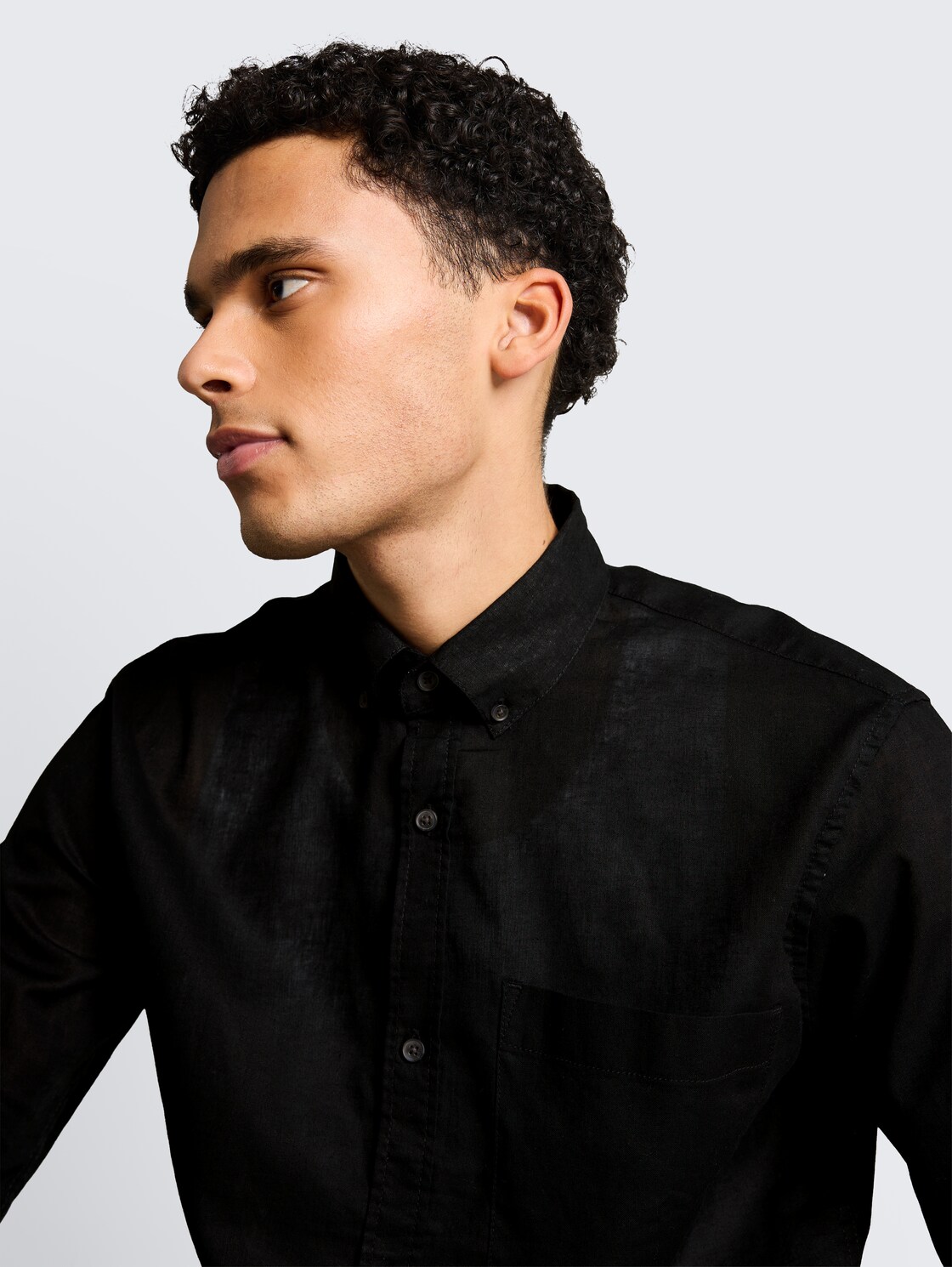 Relaxed Fit Hemd mit Leinenanteil - Black - Detail-Model-Ansicht