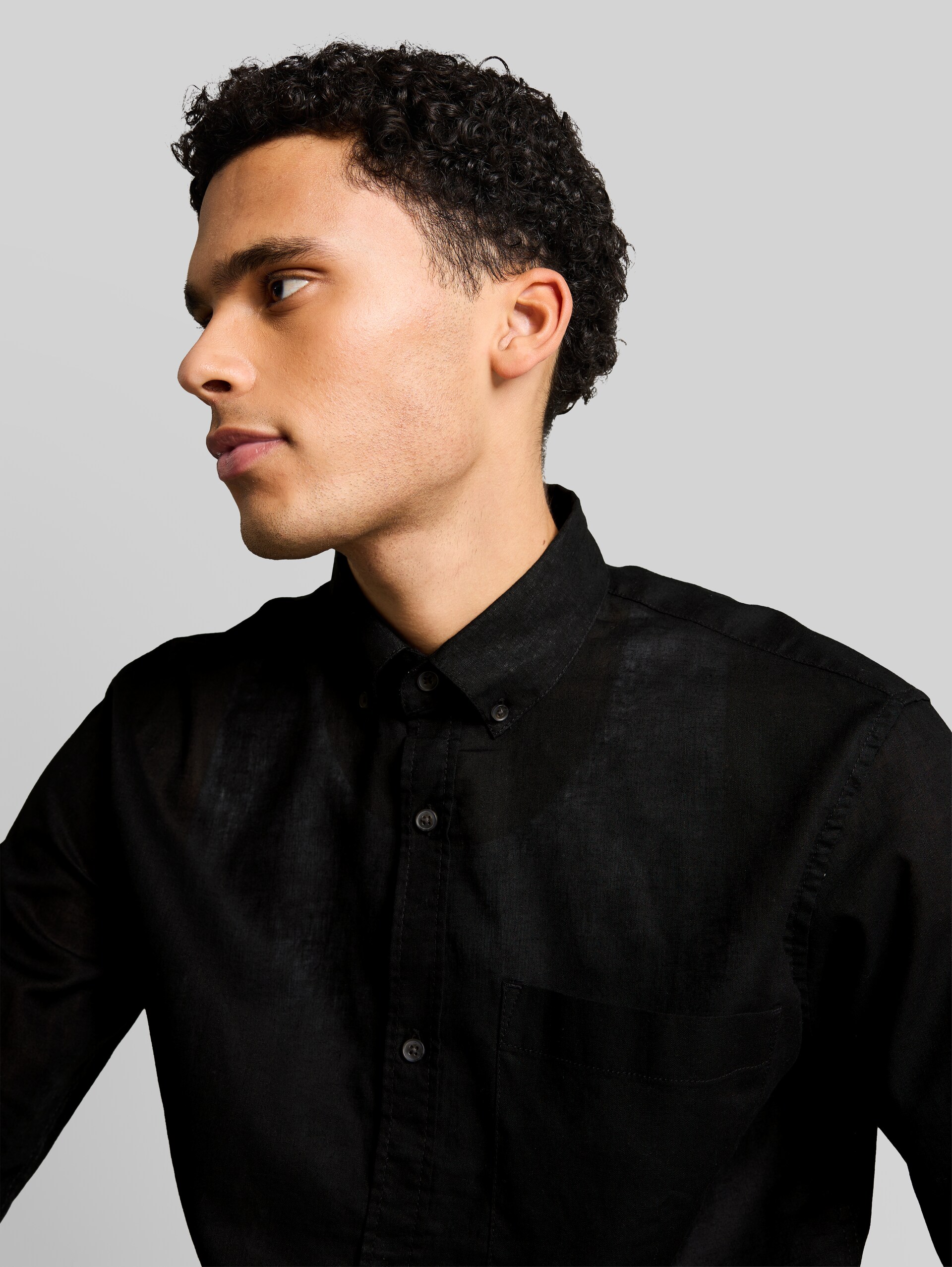Relaxed Fit Hemd mit Leinenanteil - Black - Detail-Model-Ansicht