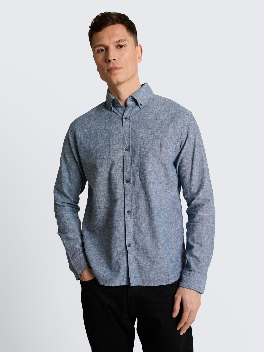 Relaxed fit overhemd met linnen - nighttime blue chambray - Nek model vooraanzicht
