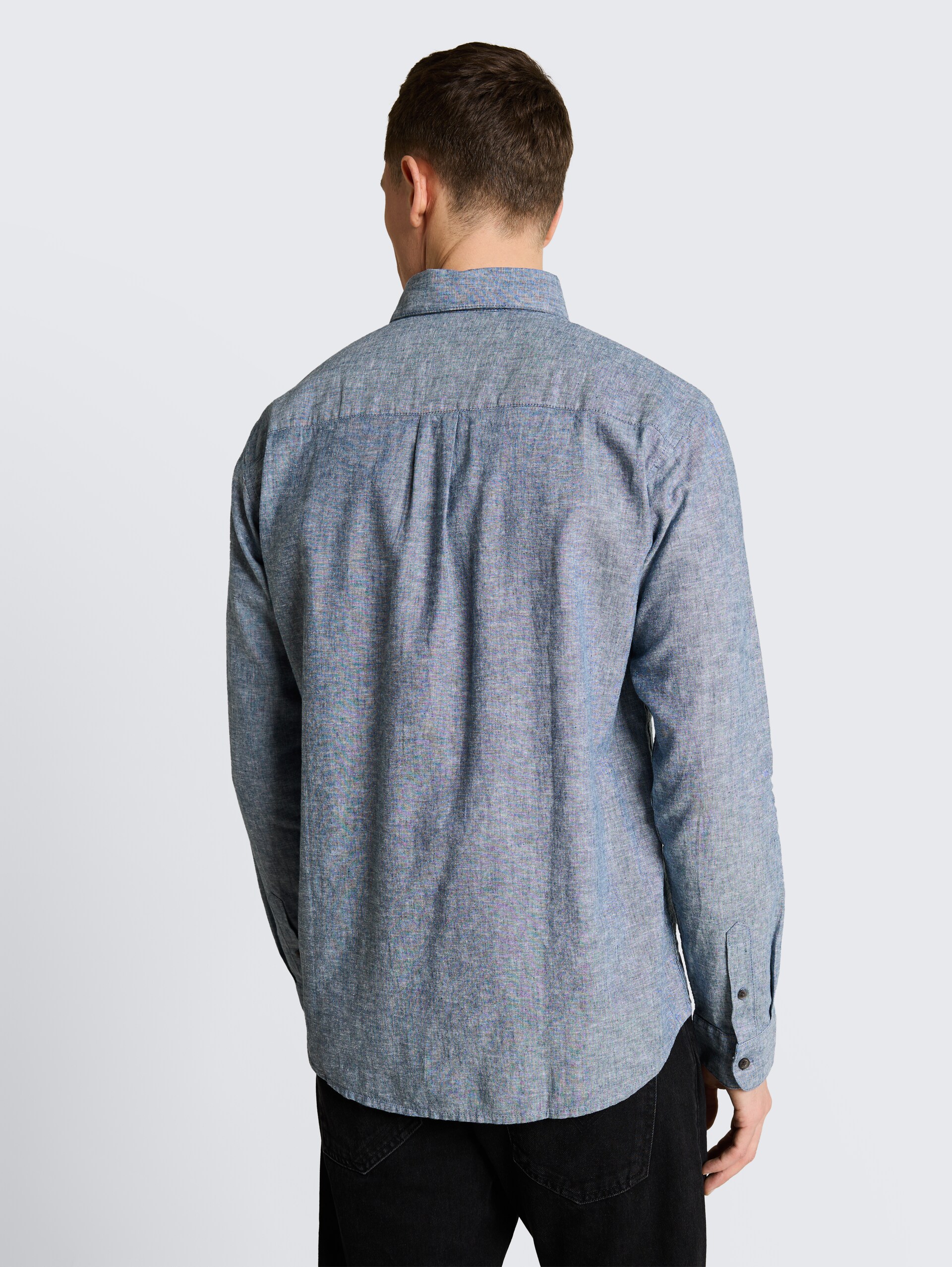 Relaxed Fit Hemd mit Leinenanteil - nighttime blue chambray - Auschnitt Model-Rückansicht