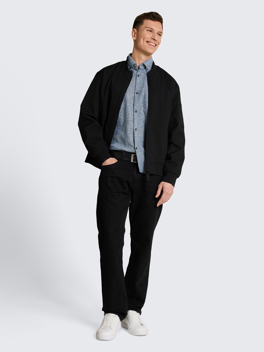 Relaxed fit overhemd met linnen - nighttime blue chambray - Model vooraanzicht