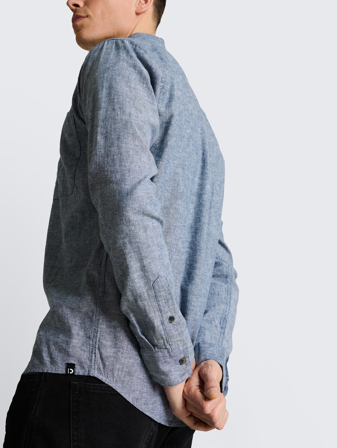 Relaxed fit overhemd met linnen - nighttime blue chambray - Detailaanzicht model