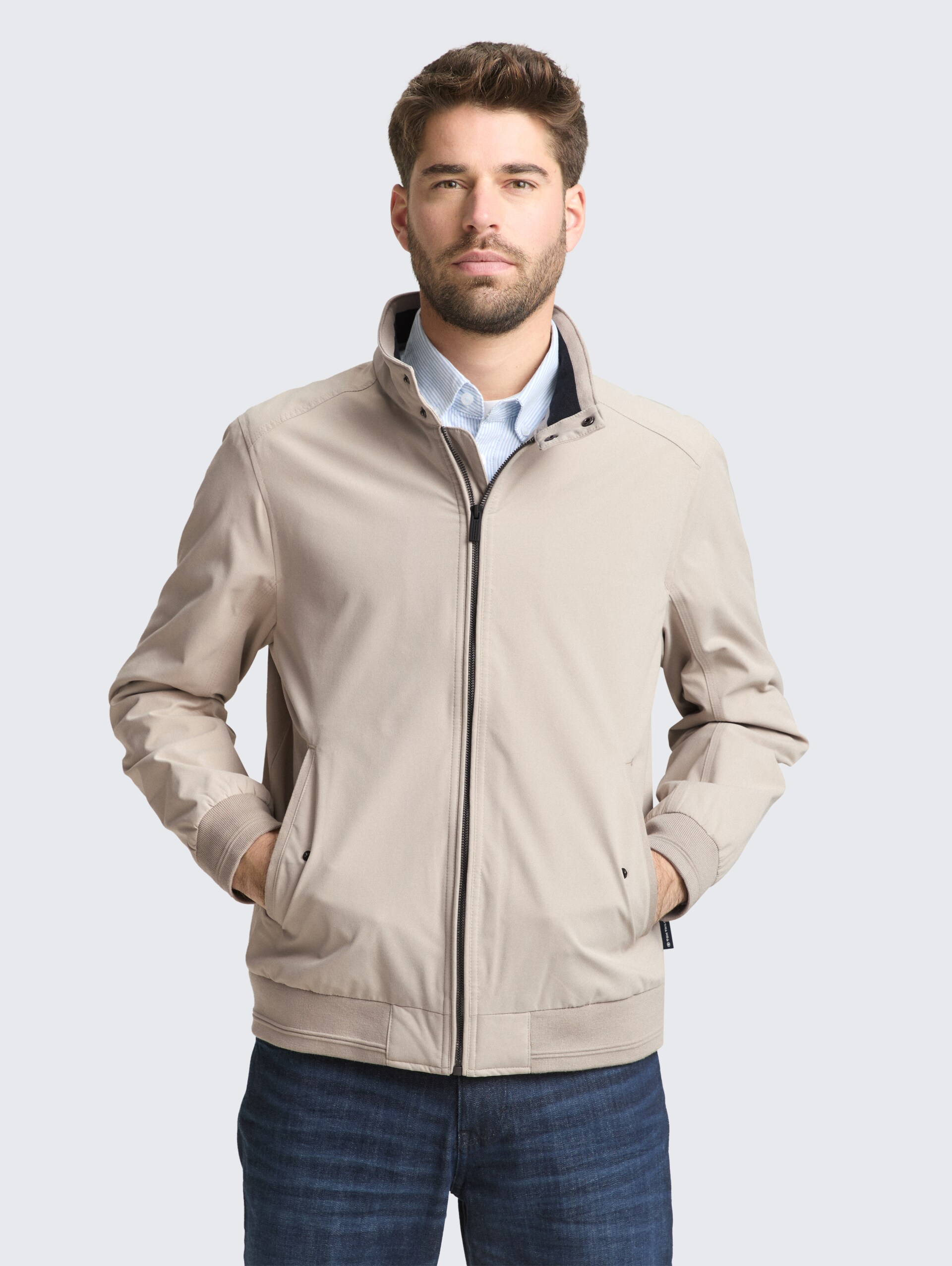 Harrington Jacke aus wasserabweisendem Material - Cashew Beige - Model-Vorderansicht