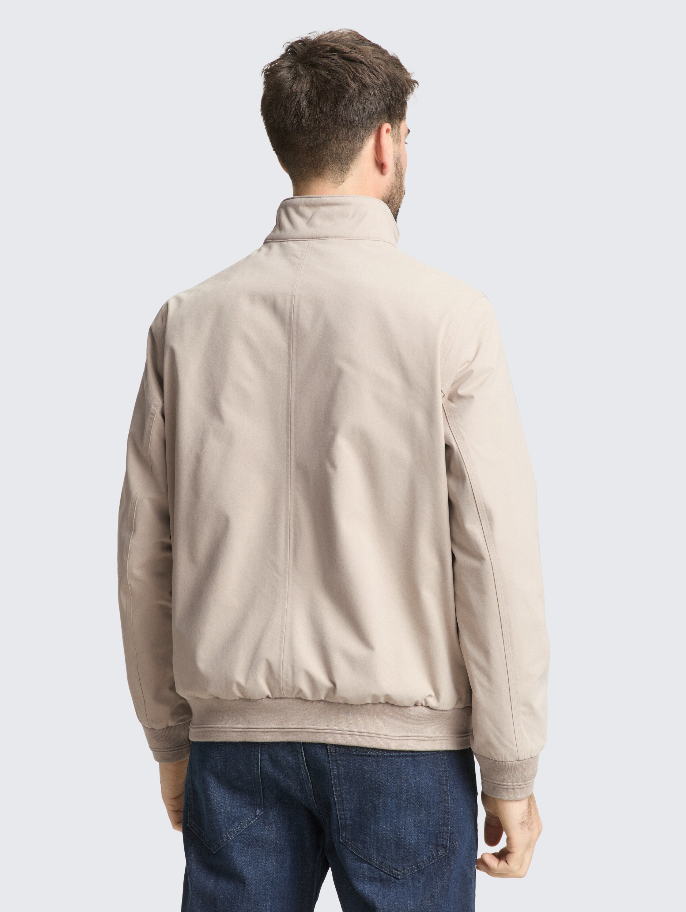 Harrington Jacke aus wasserabweisendem Material - Cashew Beige - Model-Rückansicht