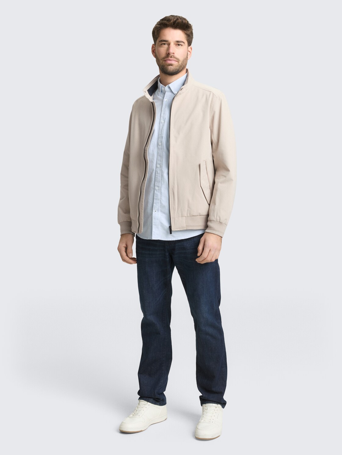 Harrington Jacke aus wasserabweisendem Material - Cashew Beige - seitliche Model-Ansicht