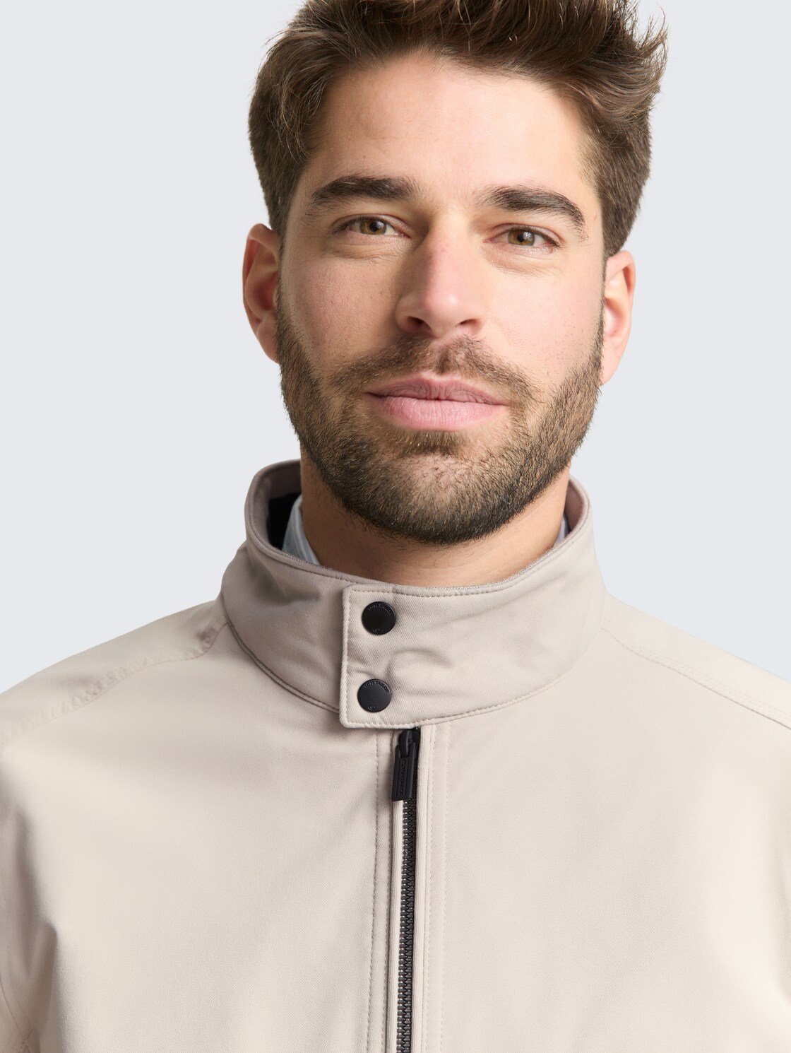 Harrington Jacke aus wasserabweisendem Material - Cashew Beige - Detail-Model-Ansicht
